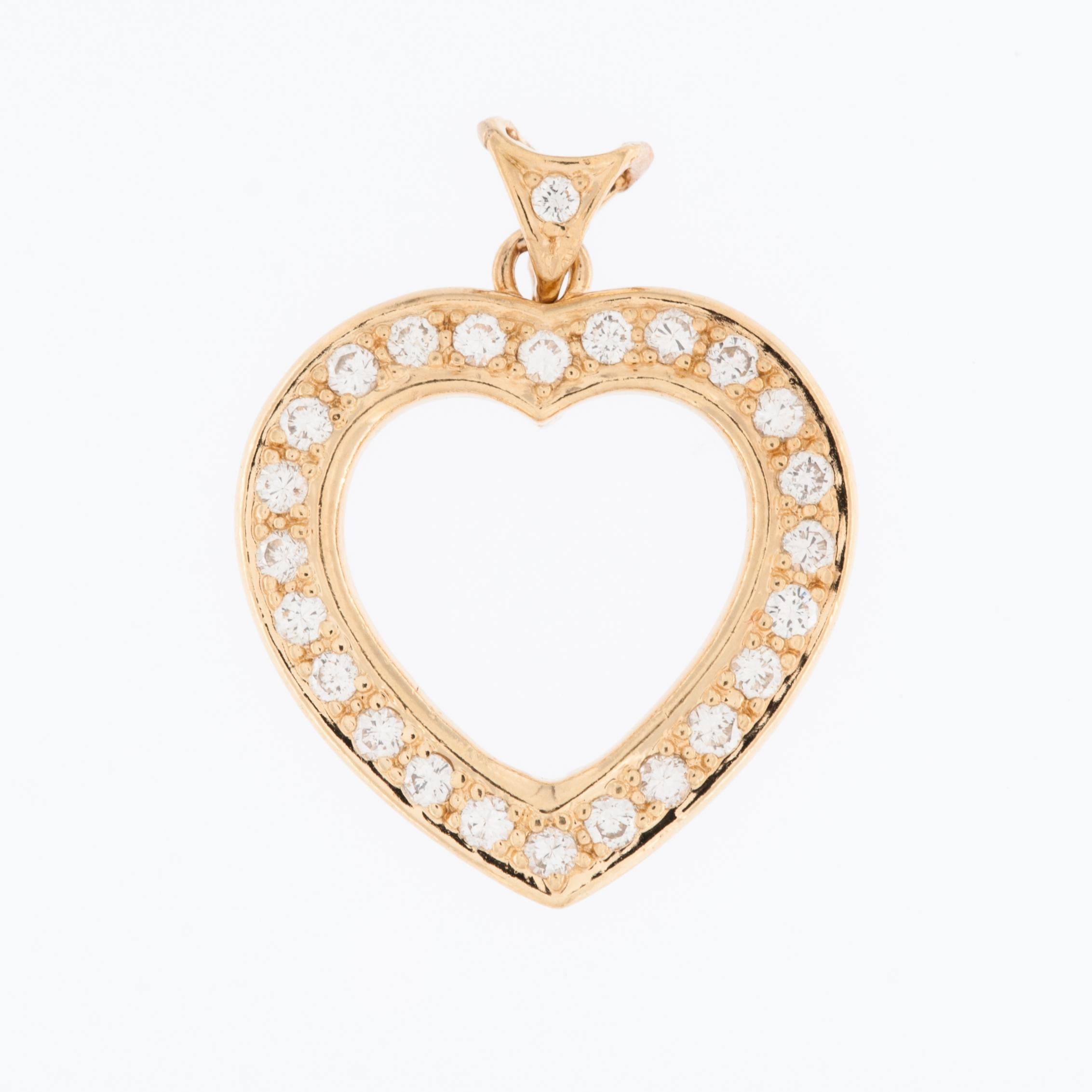 Le pendentif en forme de cœur en or jaune 18 carats avec des diamants vintage dégage une élégance intemporelle et un charme romantique. Fabriqué avec une attention méticuleuse aux détails, ce pendentif exquis présente un design classique en forme de