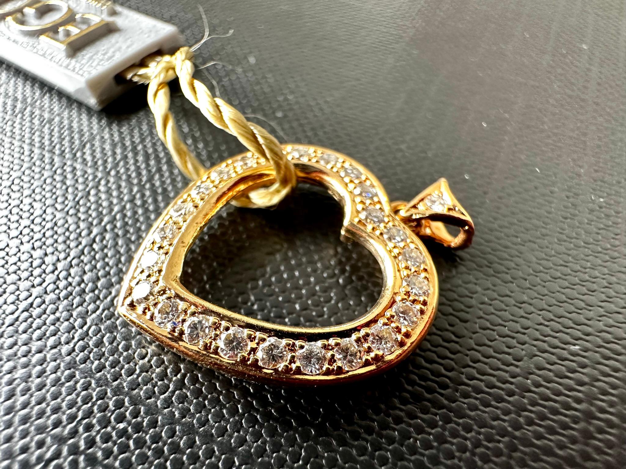 Vintage Diamonds Heart Pendant 18kt Yellow Gold For Sale 1