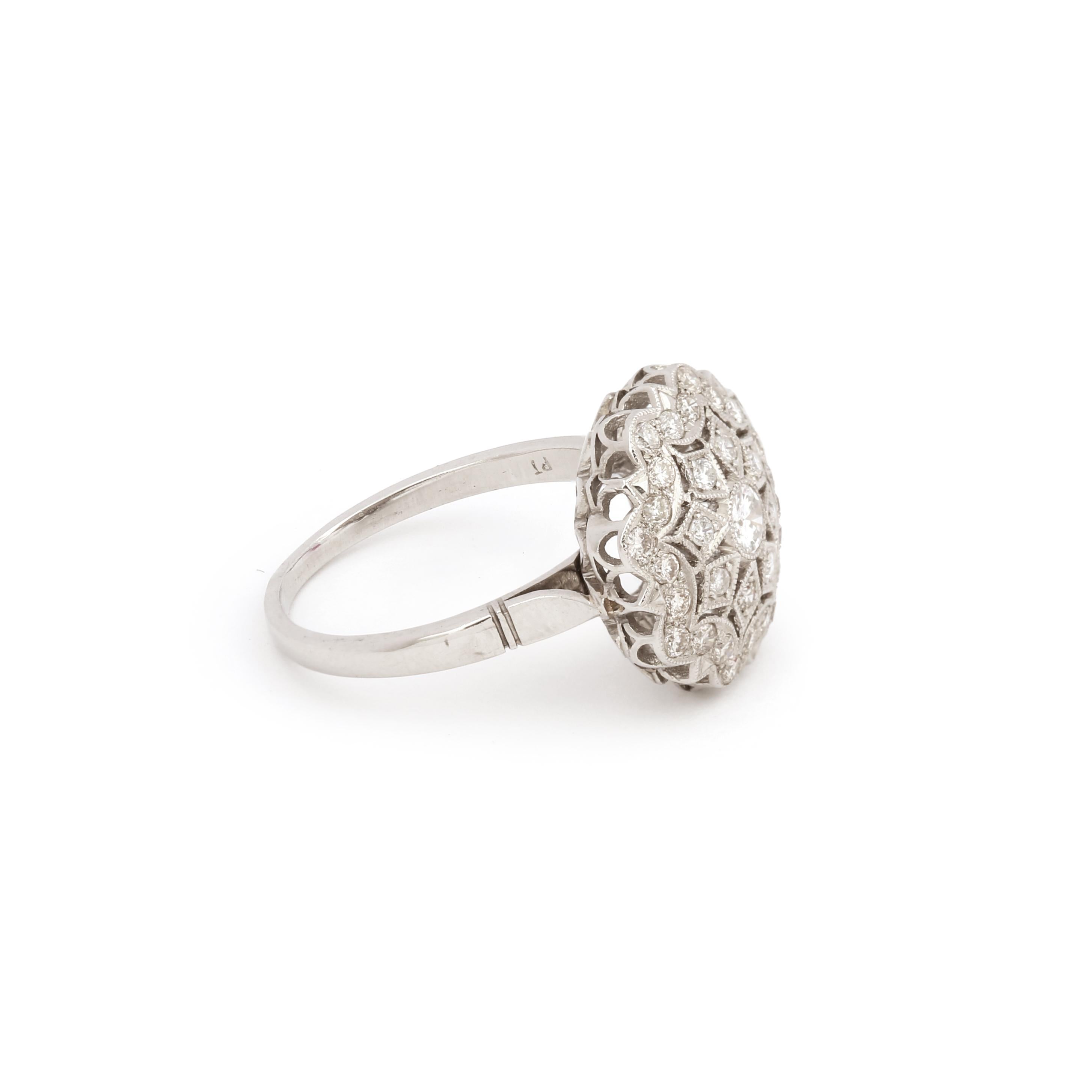 Platinum ring featuring a snowflake motif paved with brilliant-cut diamonds.

Estimated total weight of diamonds: 0.40 carats

Dimensions : 14.76 x 14.81 x 7.08 mm (0.581 x 0.583 x 0.279 inch)

Finger size : 52 (US : 6)

Ring weight : 4.8 g

French