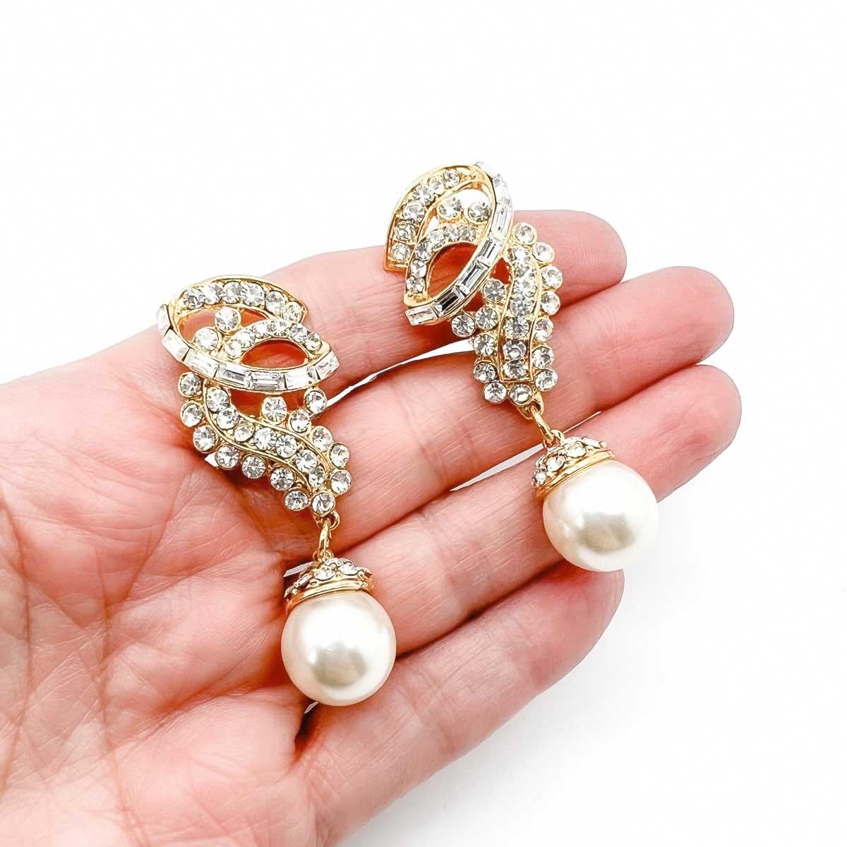 Vintage Diana Pearl Twist Earrings. Entitled 'Diana' as they are reminiscent of the style of earrings Catherine, Princess of Wales inherited from Princess Diana's jewellery collection and wears frequently.
An unsigned beauty. A rare treasure. Just