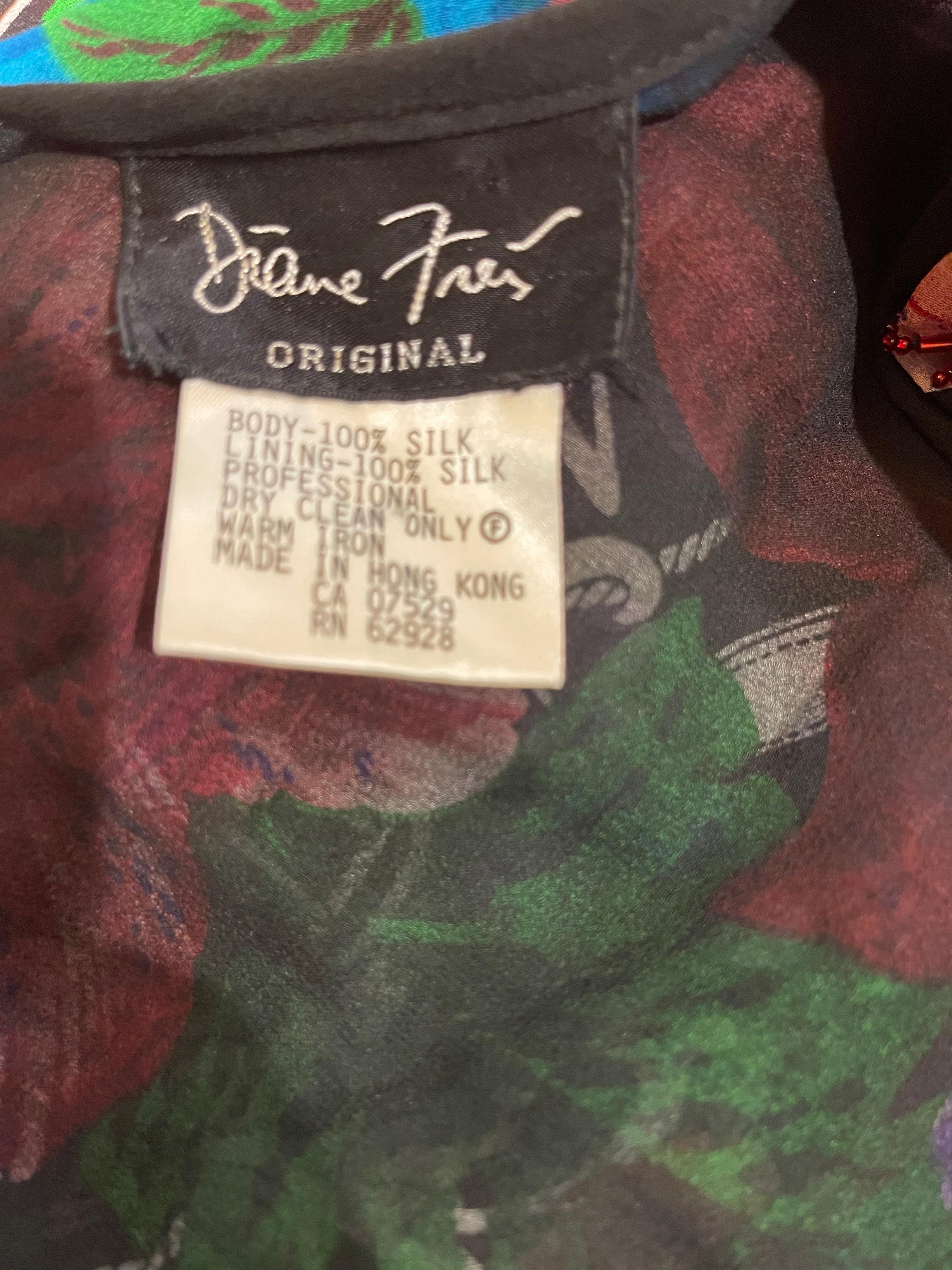Diane Freis Vintage Midikleid + Schärpe aus Seide und Chiffon mit Perlen und tropischem Druck + Schärpe (Grau) im Angebot