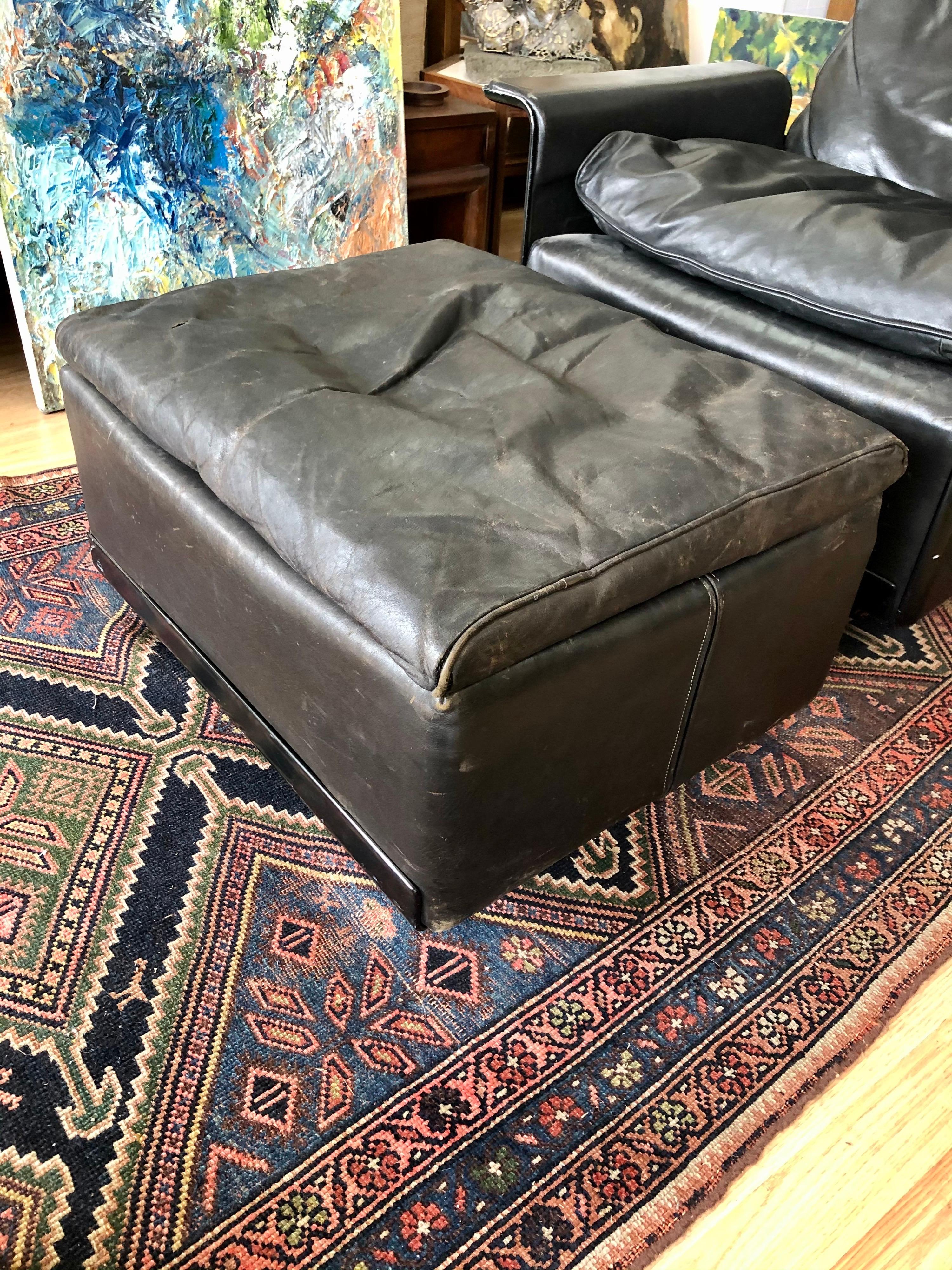 This vintage lounge chair and ottoman are in overall good condition. Designed by Dieter Rams for Vitsoe. It's the first version of this model in all black. Very comfortable,
1970s, England.
Dimensions:
Height 35.44 in. (90 cm)
Width 33.86 in.