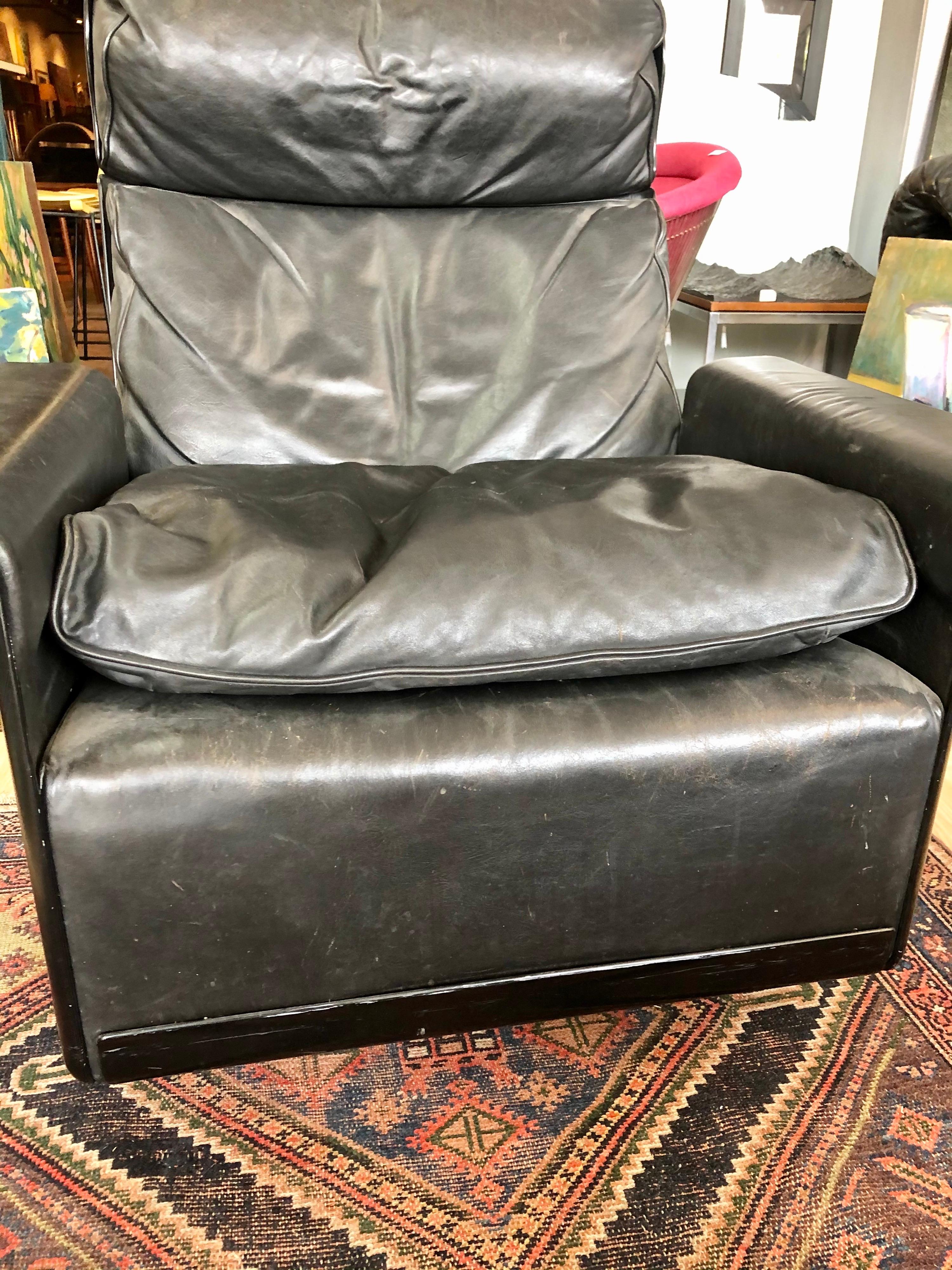 Vintage Dieter Rams Model 620 for Vitsoe Black Leather Lounge Chair and Ottoman In Good Condition In San Antonio, TX