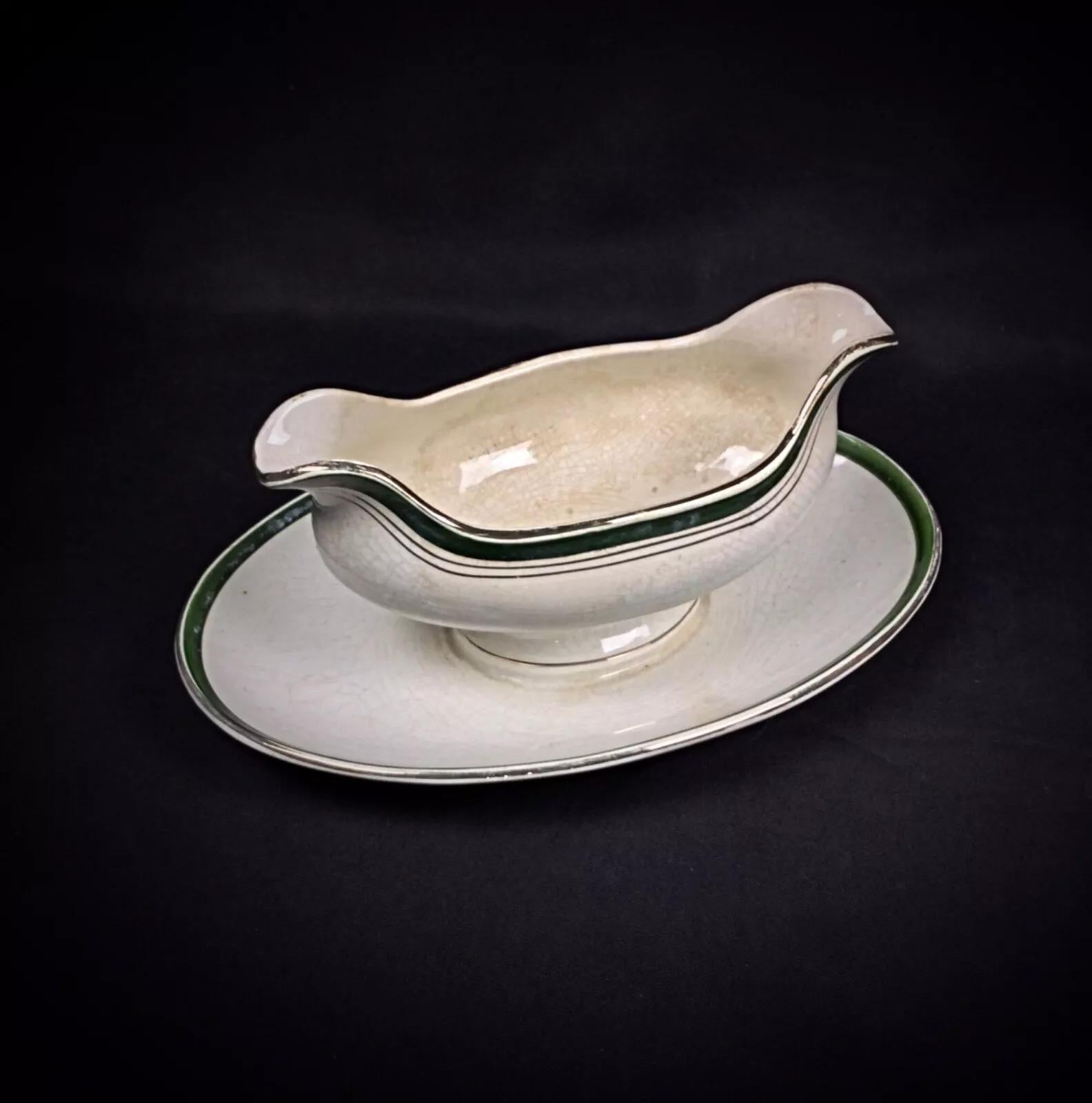 Esta preciosa salsera vintage de Digoin & Sarreguemines es una encantadora pieza de la vajilla francesa, perfecta para coleccionistas o para uso diario. El saucier está en buen estado, con cierto desgaste acorde con su antigüedad. Hay algunas