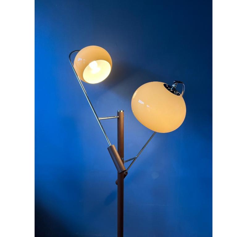 One of Dijkstra's most famous models, this classy mushroom floor lamp with its turnable arms. The beige shades have a shiny lacquer and produce a very warm light. The shade themselves can be moved up or down and can be further repositioned with the