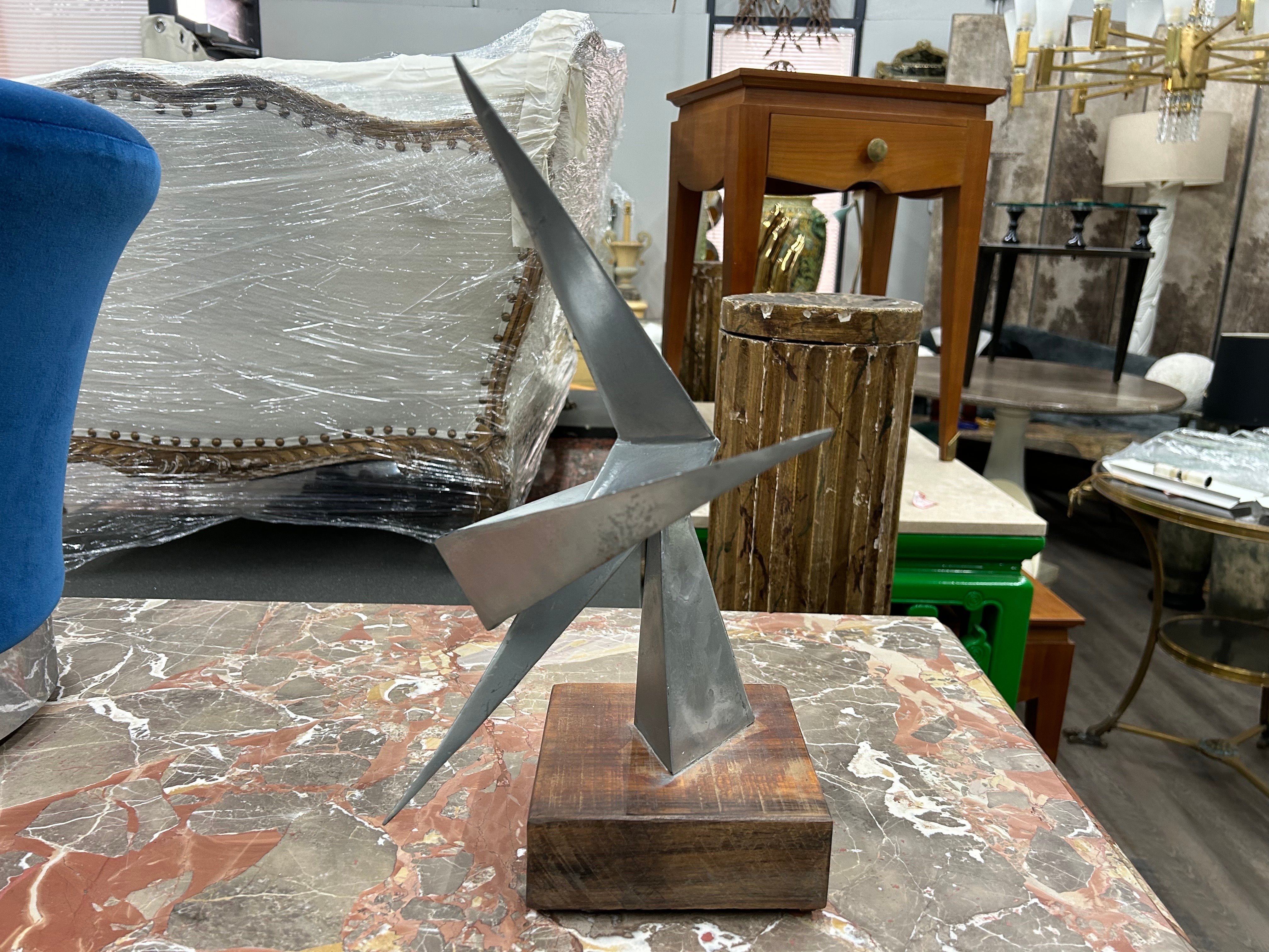 Scultura astratta dimensionale vintage.
Offriamo una grande scultura cinetica dimensionale di espressionismo astratto montata su una base di legno.
Ottimo accessorio per tavolini o librerie!