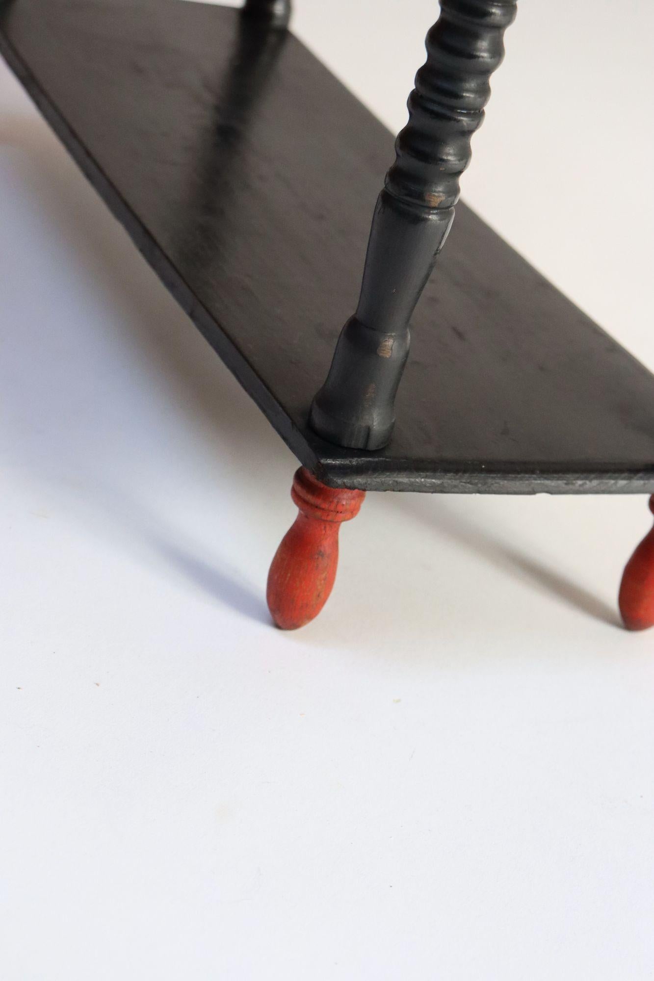 Vintage Diminutive Schwarz lackiert Tisch oder Wandregal mit geschnitzten roten Endstücken im Angebot 3