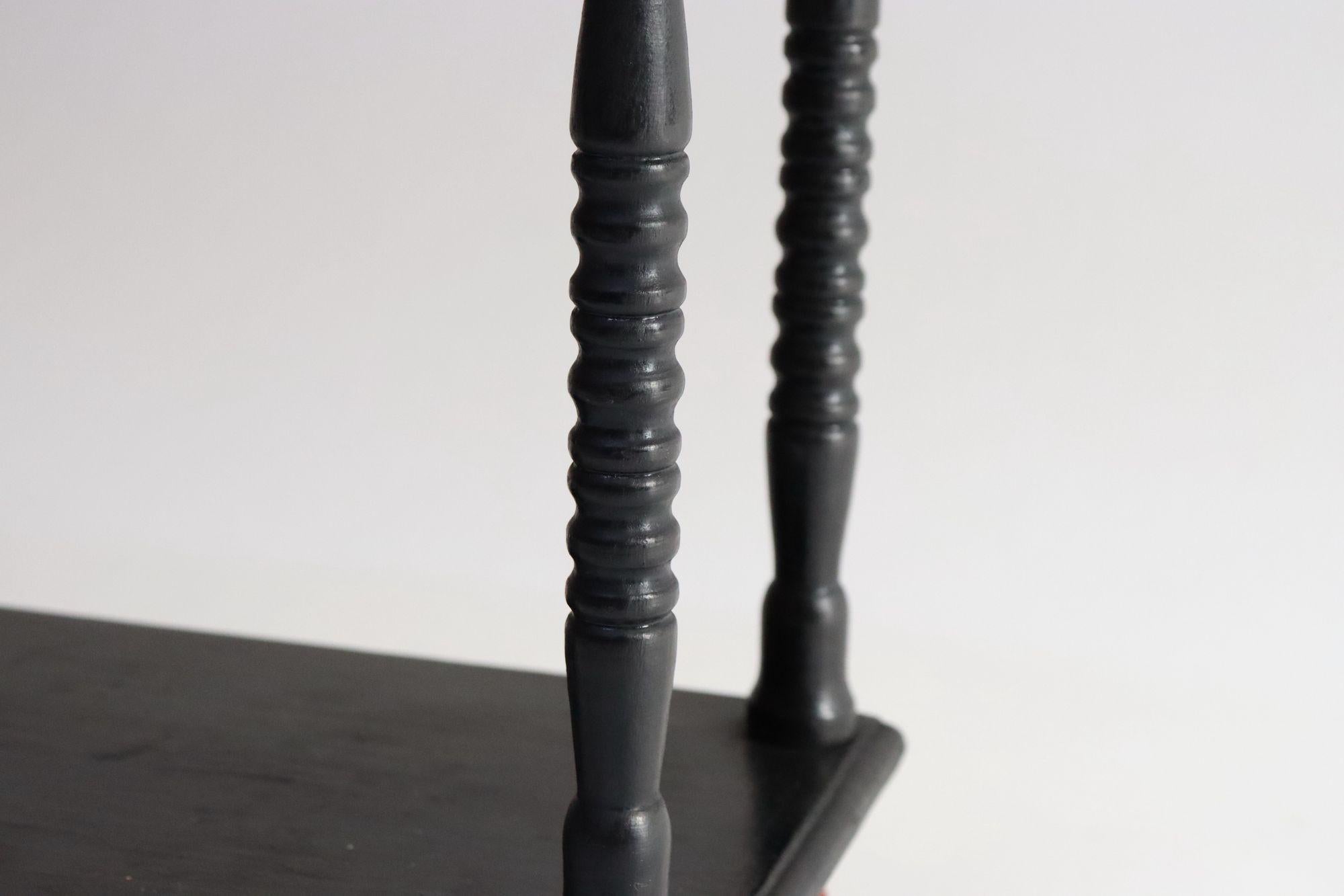 Vintage Diminutive Schwarz lackiert Tisch oder Wandregal mit geschnitzten roten Endstücken im Angebot 5