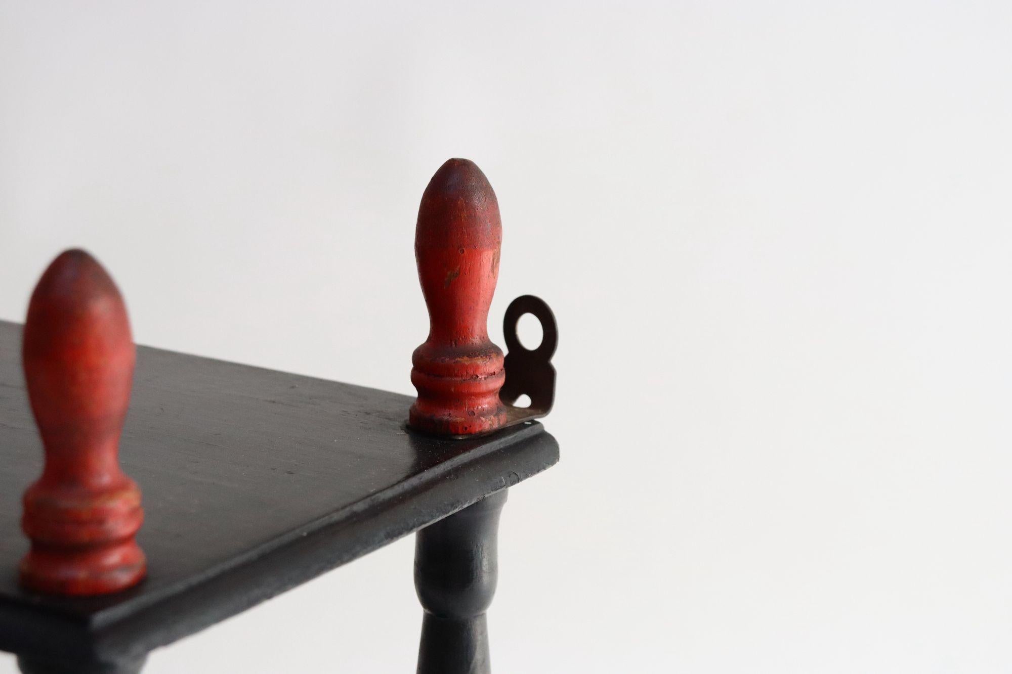 Vintage Diminutive Schwarz lackiert Tisch oder Wandregal mit geschnitzten roten Endstücken im Angebot 7