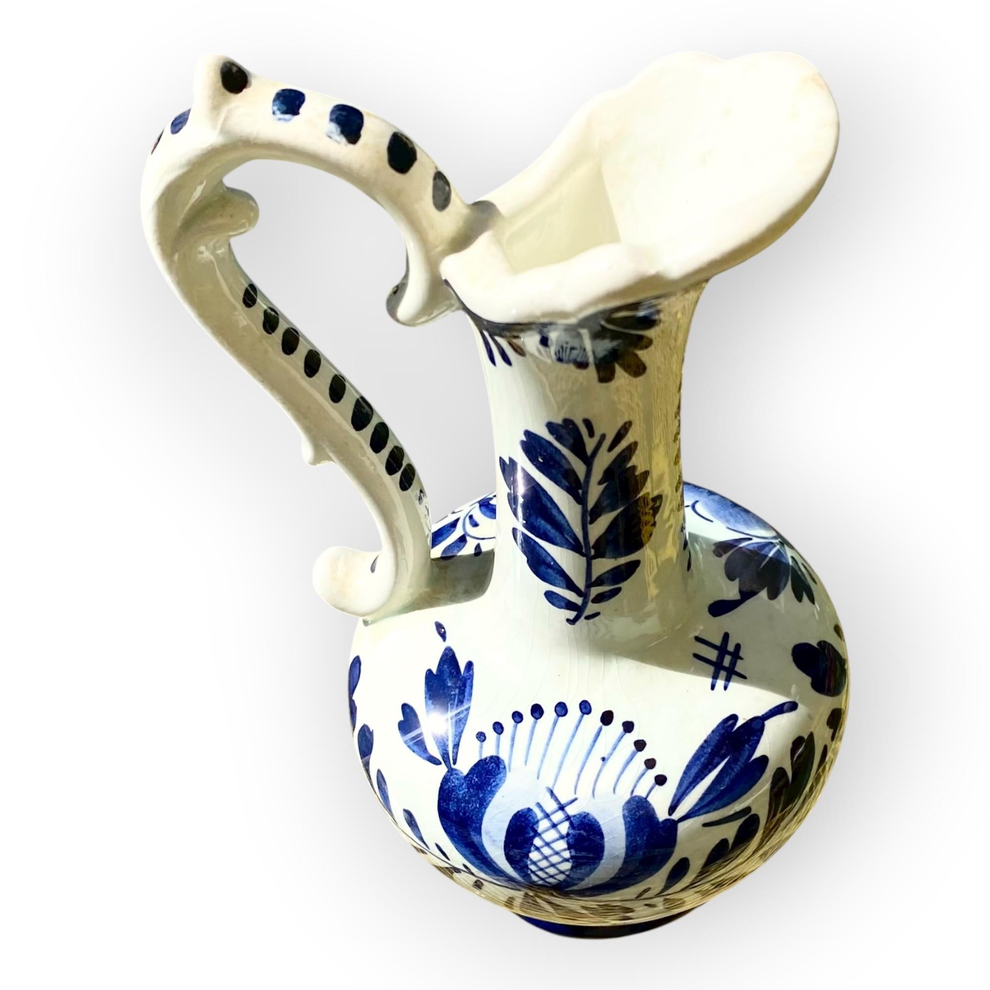 Vintage Diminutive Hand-Painted Delft Pitcher (Moderne der Mitte des Jahrhunderts) im Angebot