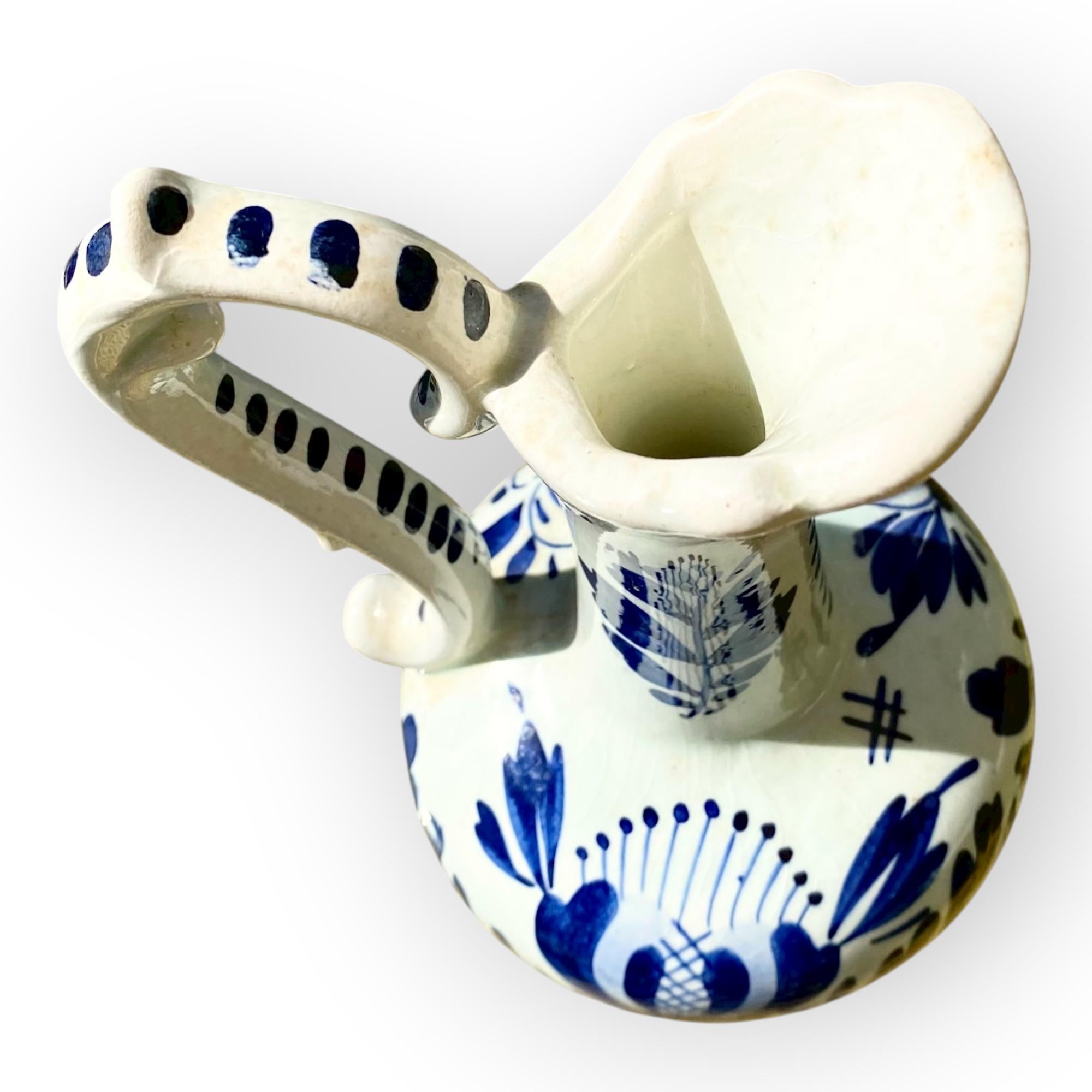 Vintage Diminutive Hand-Painted Delft Pitcher (Handgefertigt) im Angebot