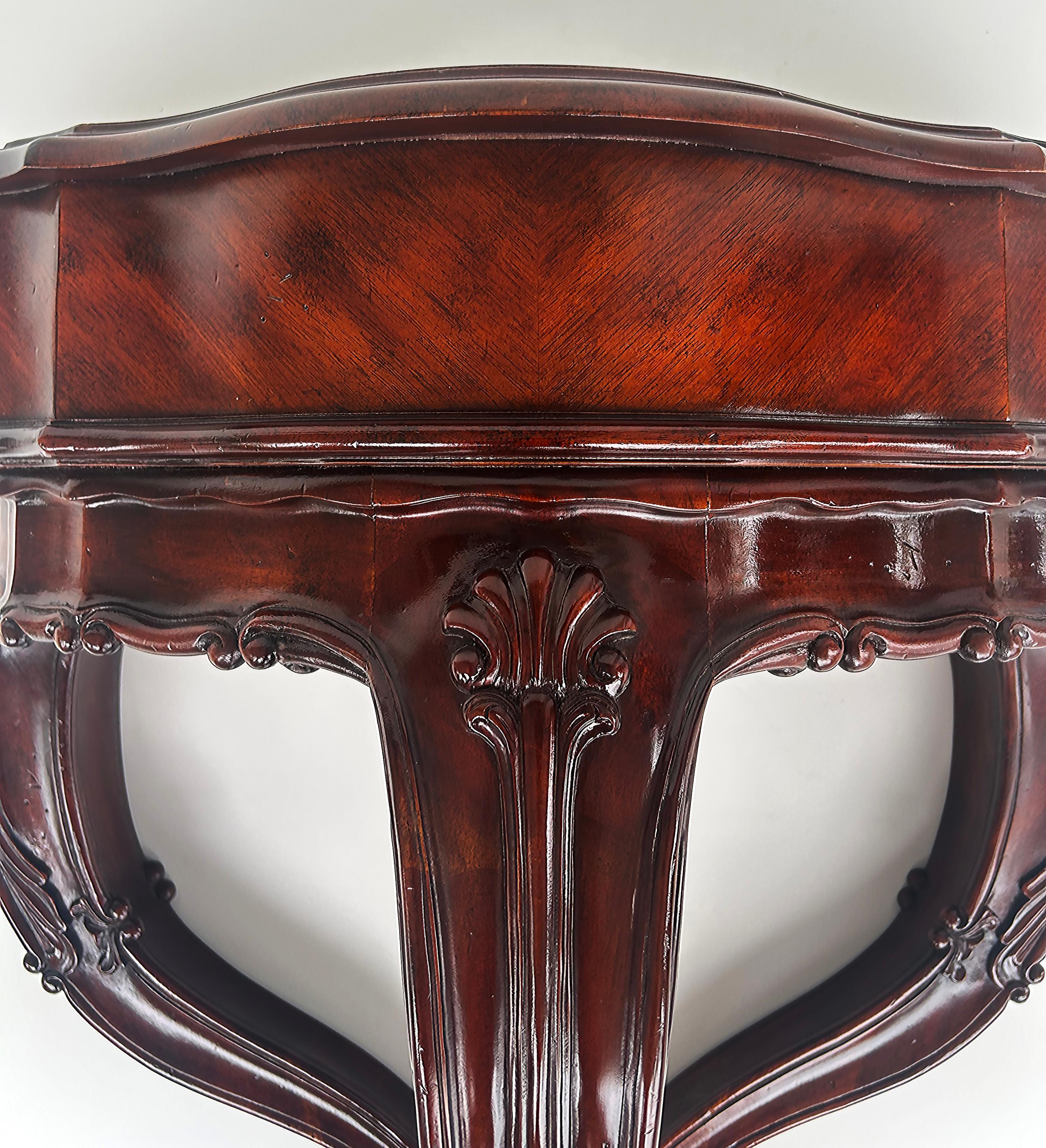Vintage Diminutive Wall-mounted Shell Carved Console Table in Mahogany In Good Condition For Sale In Miami, FL