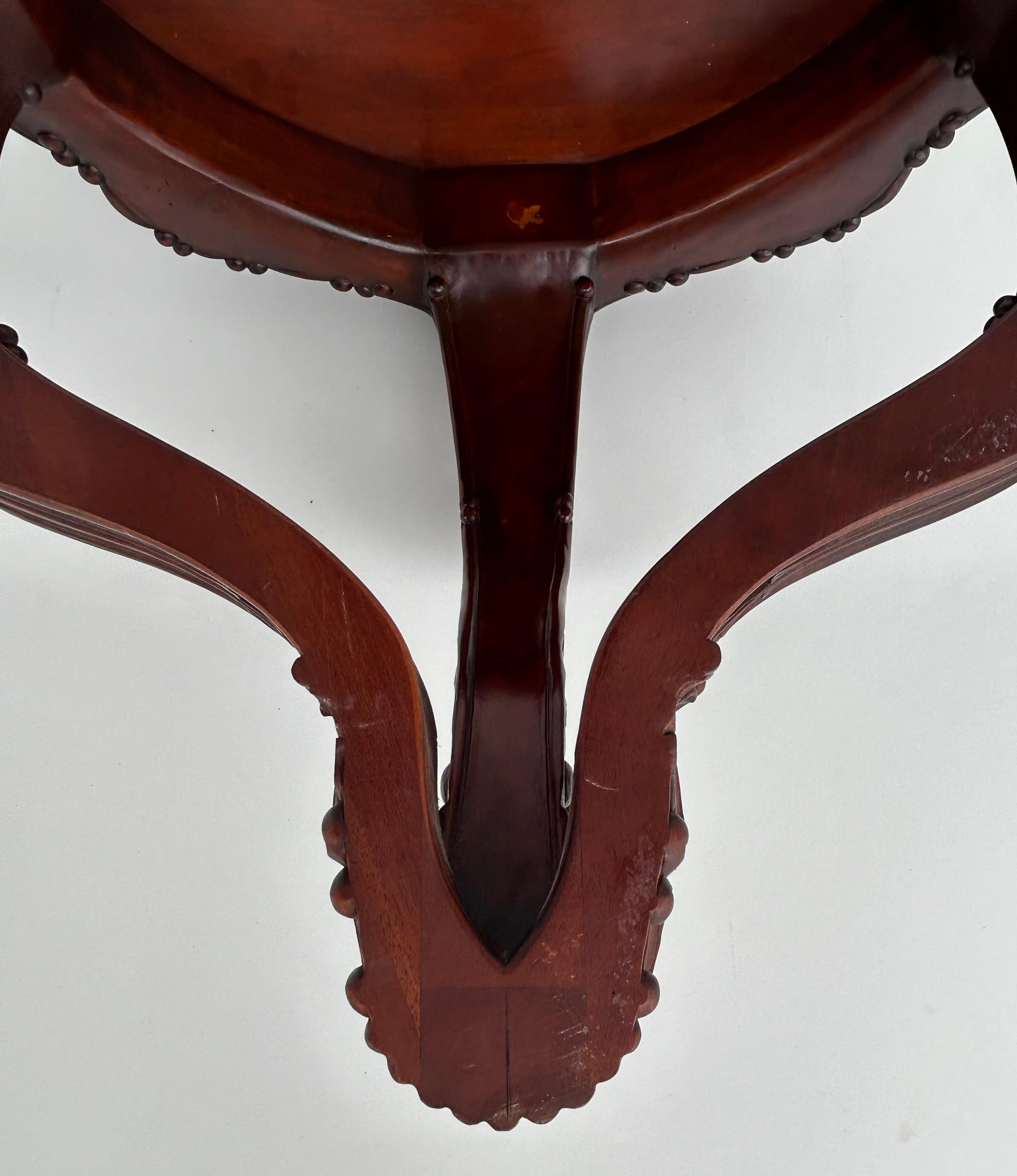 Vintage Diminutive Wall-mounted Shell Carved Console Table in Mahogany For Sale 5