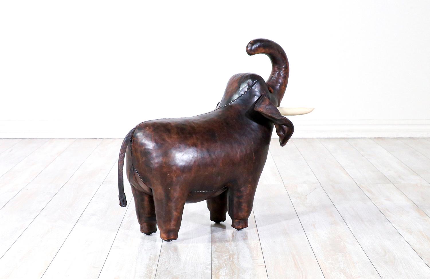 Mid-Century Modern Dimitri Omersa - Éléphant en cuir vintage pour Abercrombie and Fitch en vente