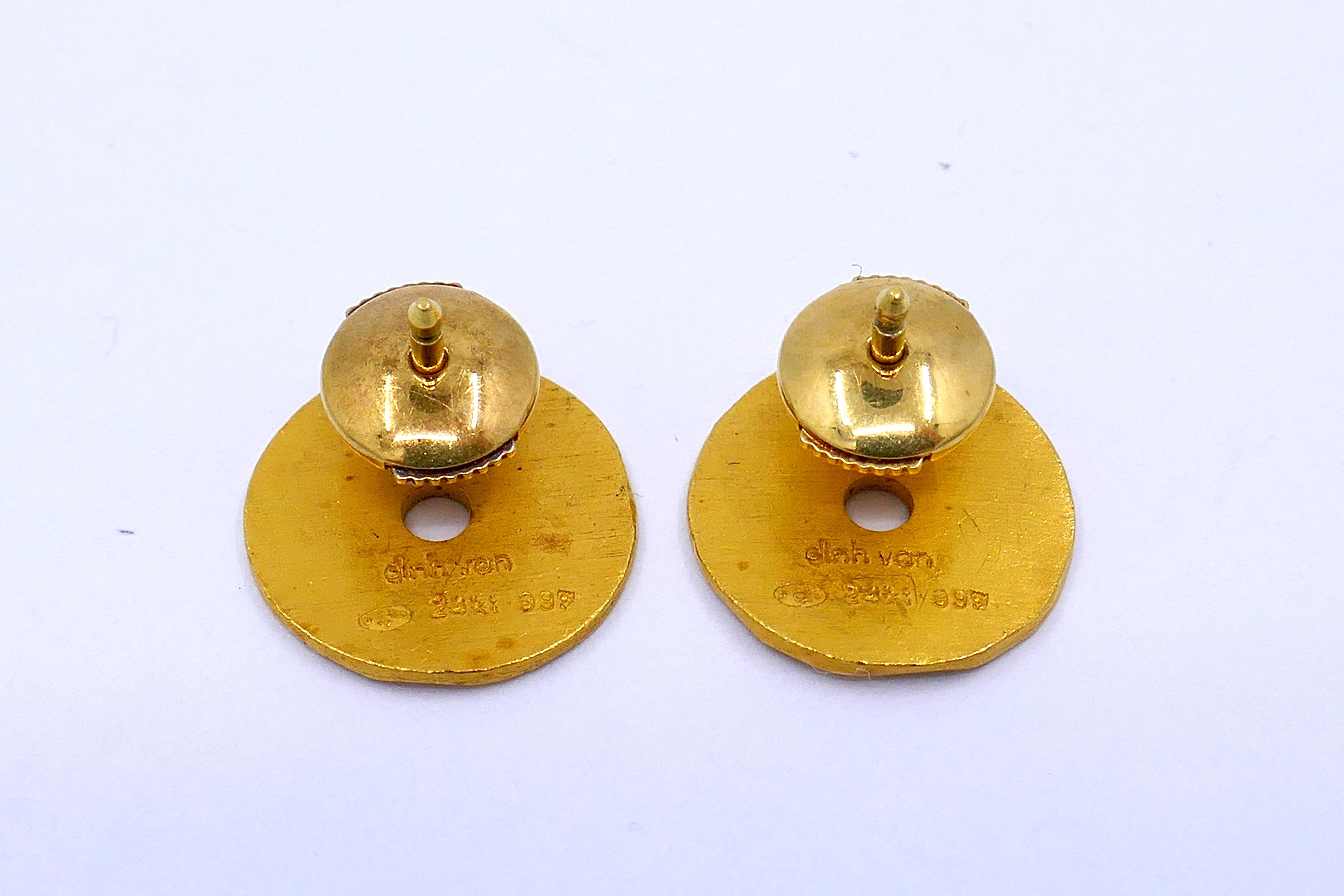 Diese Ohrstecker von Jean Dinh Van sind der Inbegriff von Eleganz und Handwerkskunst. Sie sind aus gehämmertem 24-karätigem Gold gefertigt und für durchbohrte Ohren bestimmt. Die kreisrunden Knopfohrringe mit einem Gewicht von 5 Gramm haben eine