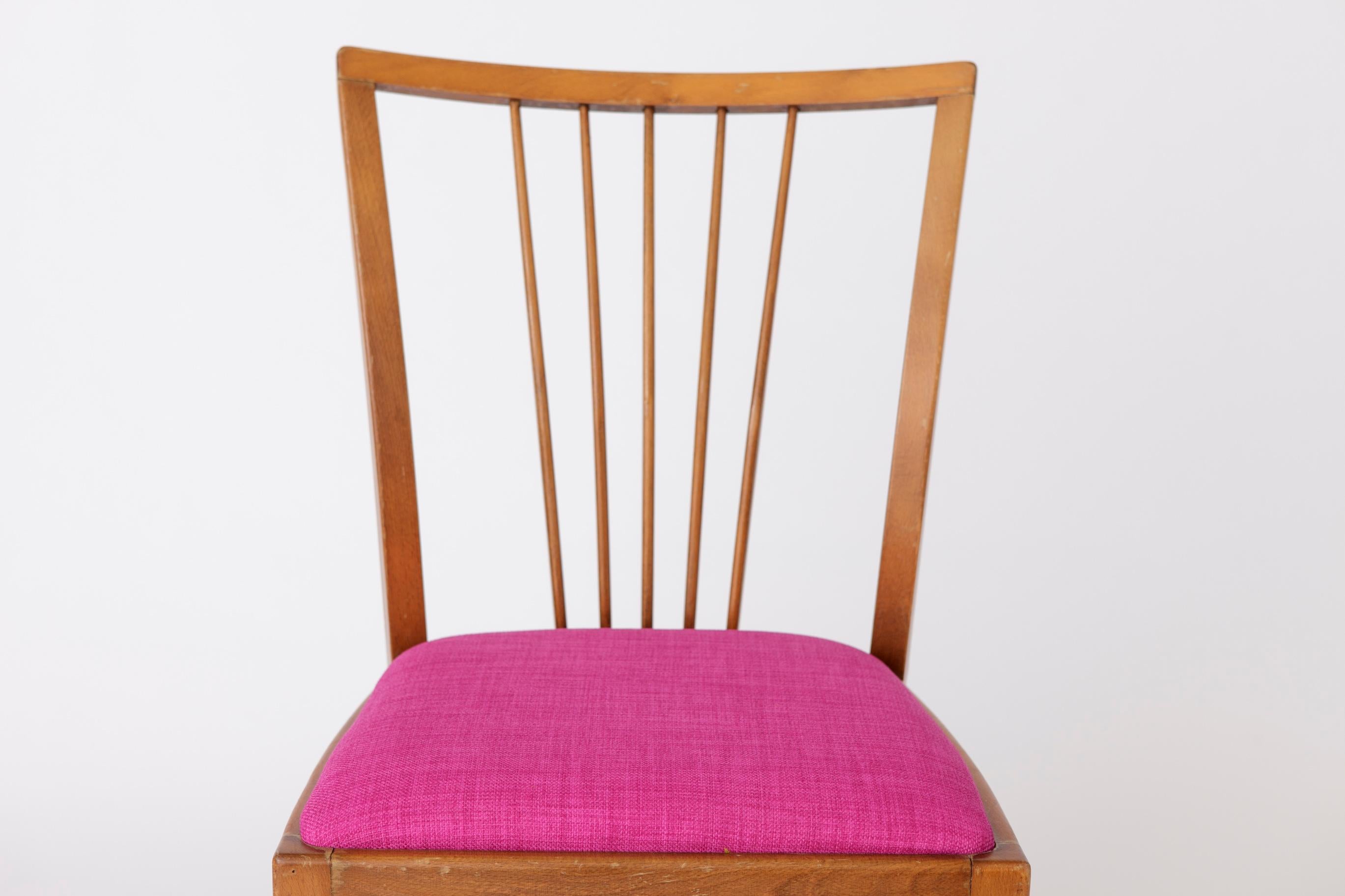 Charming Vintage Dining Chair from the 1960s
Origin: Unknown Manufacturer

Elevate your dining area with this delightful vintage chair from the 1960s. While the manufacturer is unknown, its timeless design adds character to any