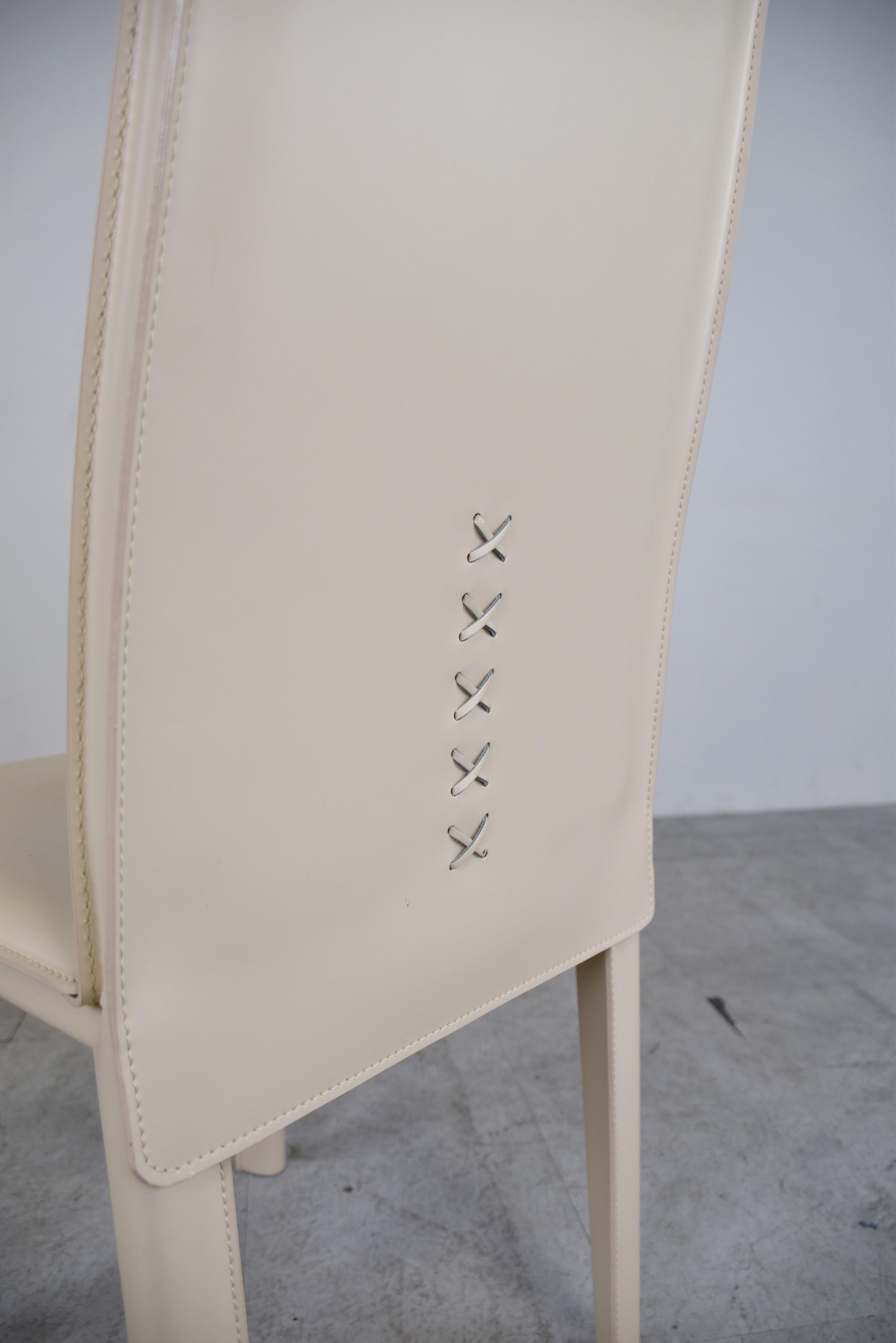 Vintage white leather dining chairs by Arper Italy.

High quality and sturdy stiched leather dining chairs with a timeless design. 

These are the model with the higher backrests.

Cool stitched leather detail at the back of the