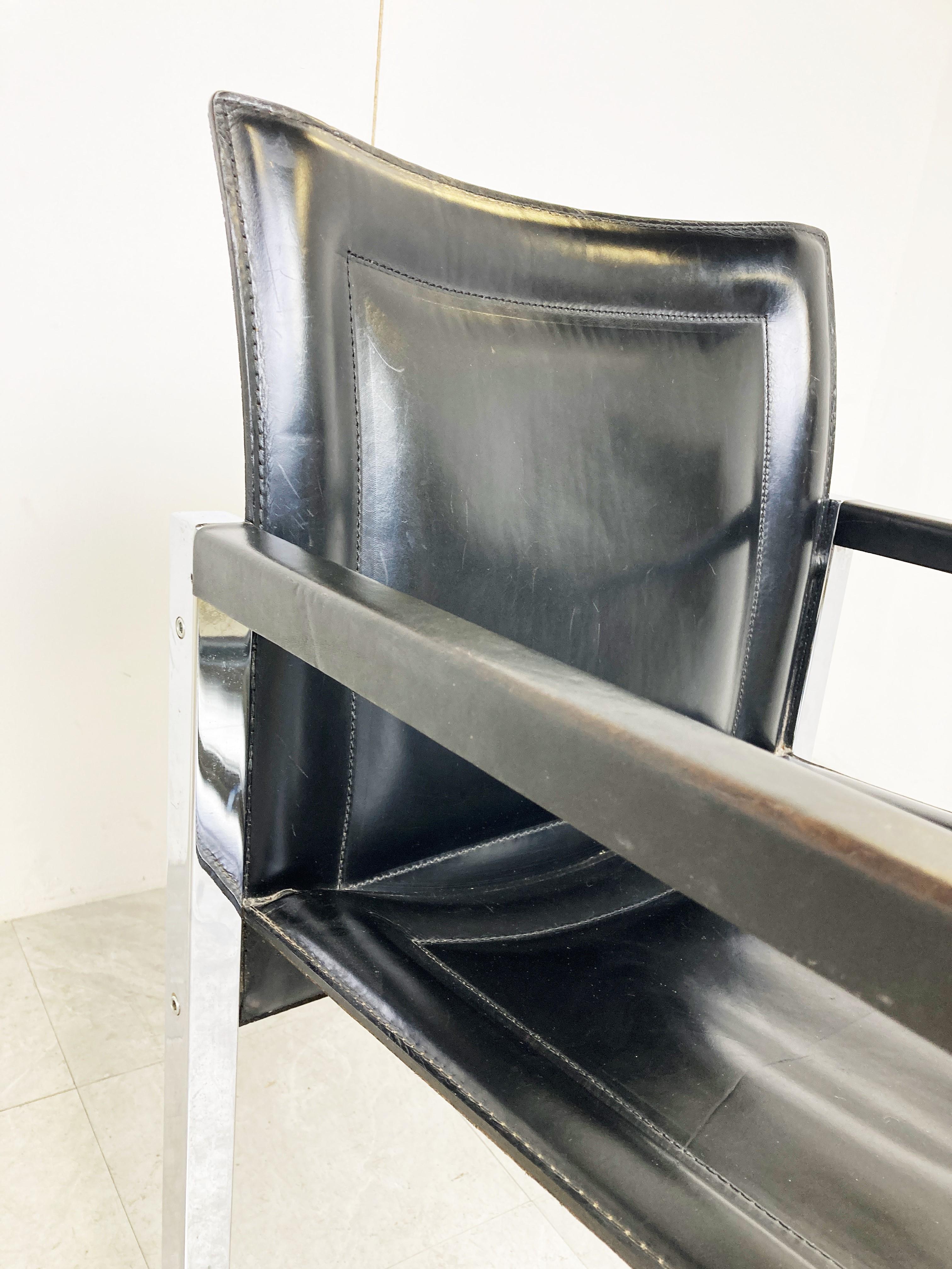 Vintage black leather dining chairs or armchairs with chromed metal frames.

Rare model with armrests.

Good condition.

1980s - Italy

Dimensions:
Height: 80cm/31.49