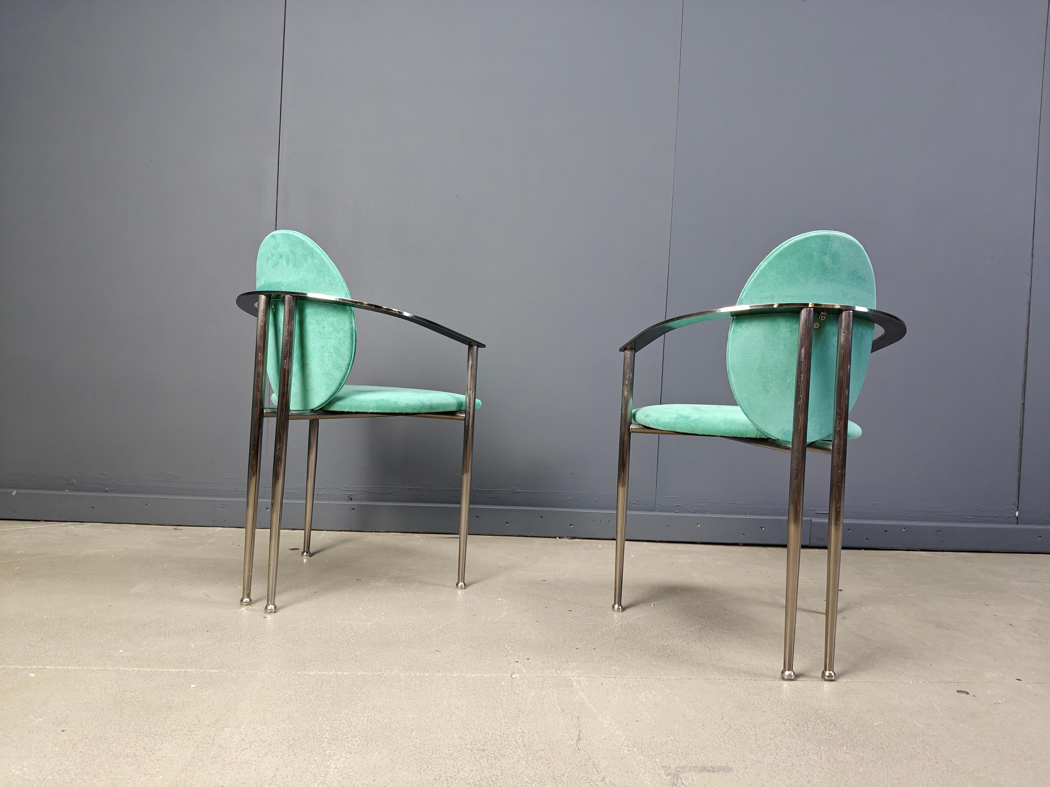 Ensemble de six chaises de salle à manger élégantes fabriquées par Belgochrom.

Cadres métalliques joliment conçus avec des pieds élégants. Rembourré en alcantara vert menthe avec des cadres en acier brossé.

Belgochrom produisait des meubles haut
