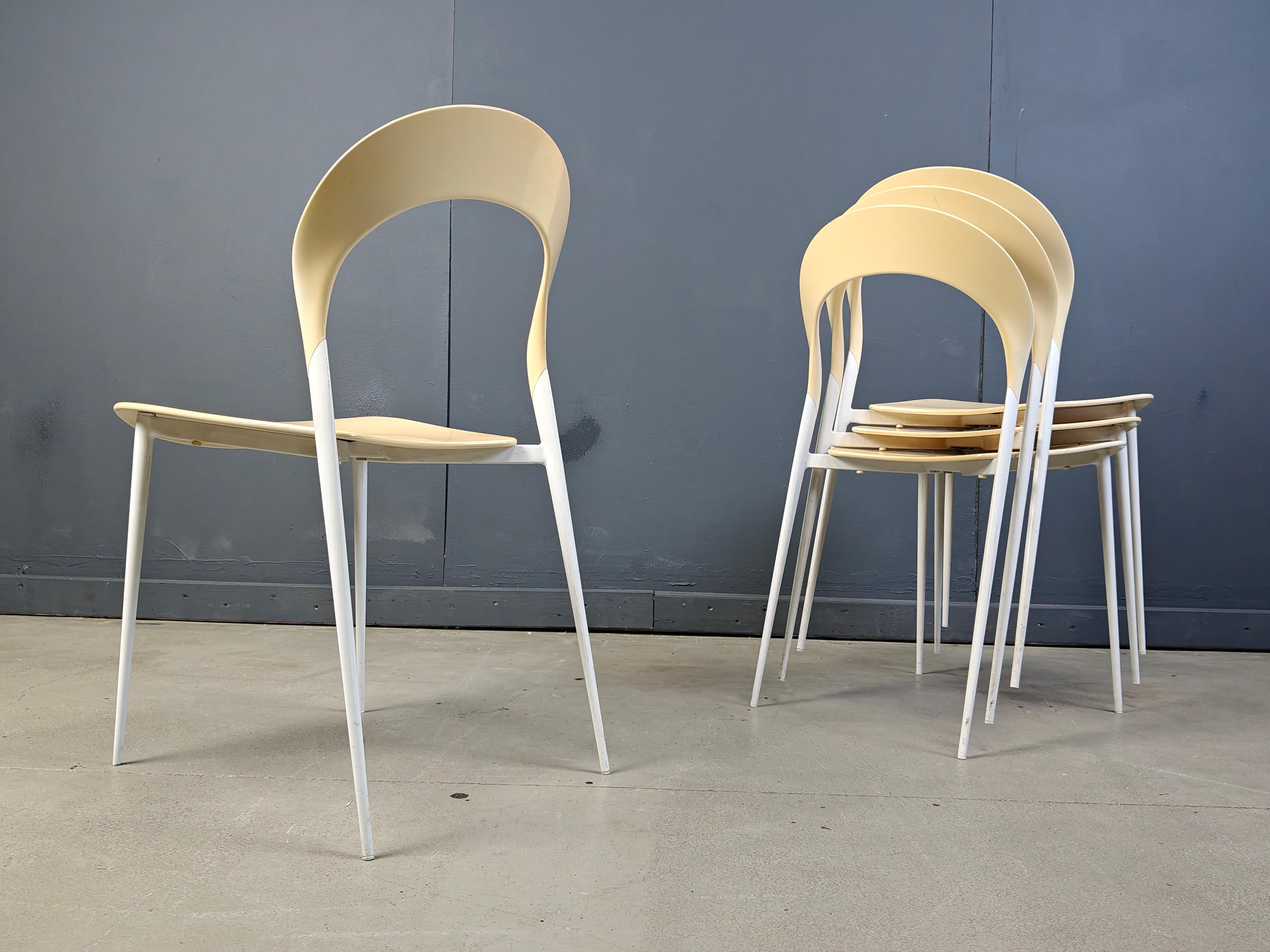 Chaises de patio vintage empilables de Calligaris avec une structure en métal laqué blanc et des dossiers et assises en abs beige/jaune.

Un beau design épuré.

Léger et empilable, il est donc idéal pour un usage occasionnel.

Années 1980 -