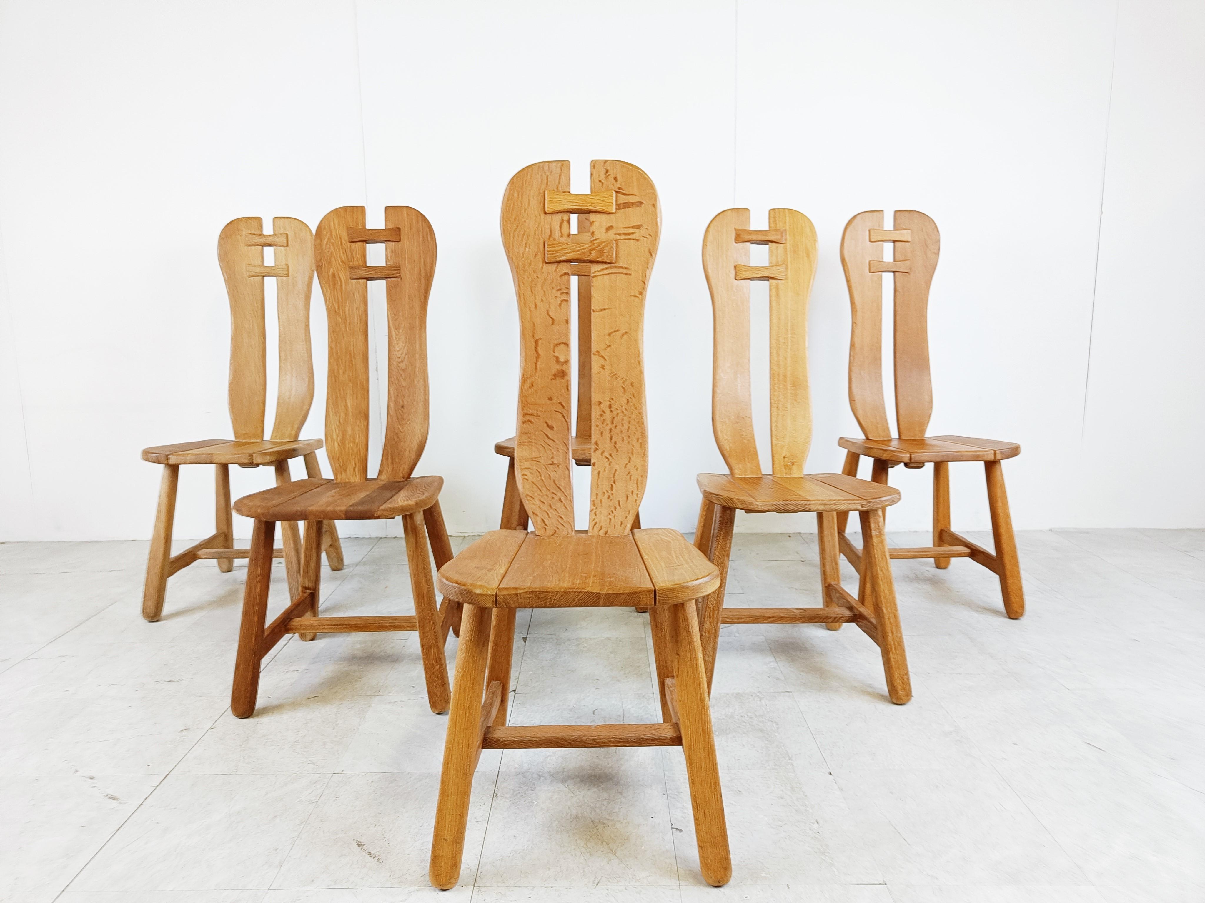 Chaises de salle à manger robustes et fabriquées à la main par Depuydt Kunstmeubelen en Belgique.

Les chaises sont fabriquées en chêne massif.

Magnifique dos fendu avec des pièces en bois qui s'emboîtent les unes dans les autres.

Ces