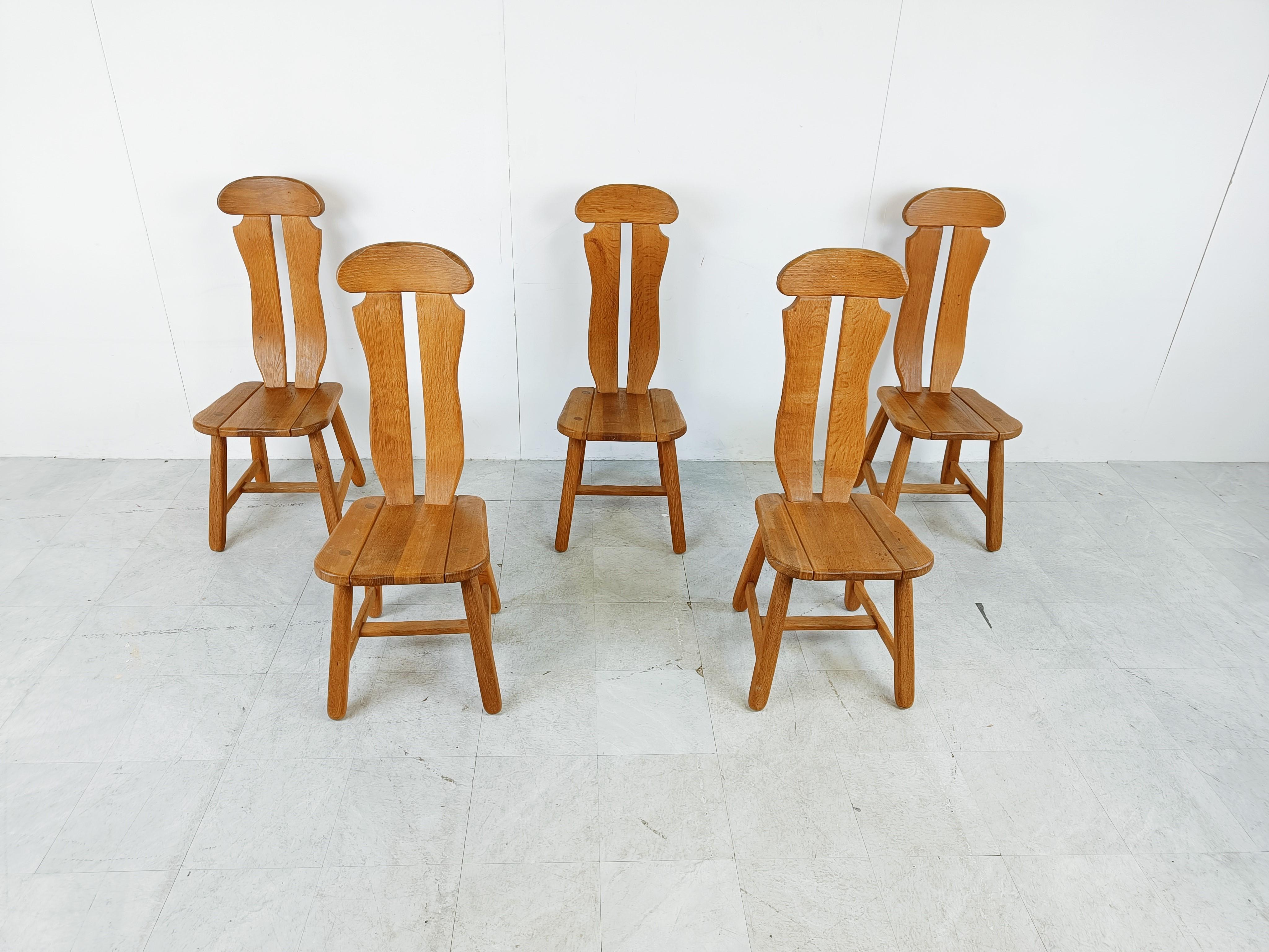 Sturdy and handcrafted dining chairs produced by Depuydt Kunstmeubelen in Belgium.

The chairs are made from solid oak.

Beautiful split backs with interlocking wooden pieces.

These chairs and table will last for ages.

Good