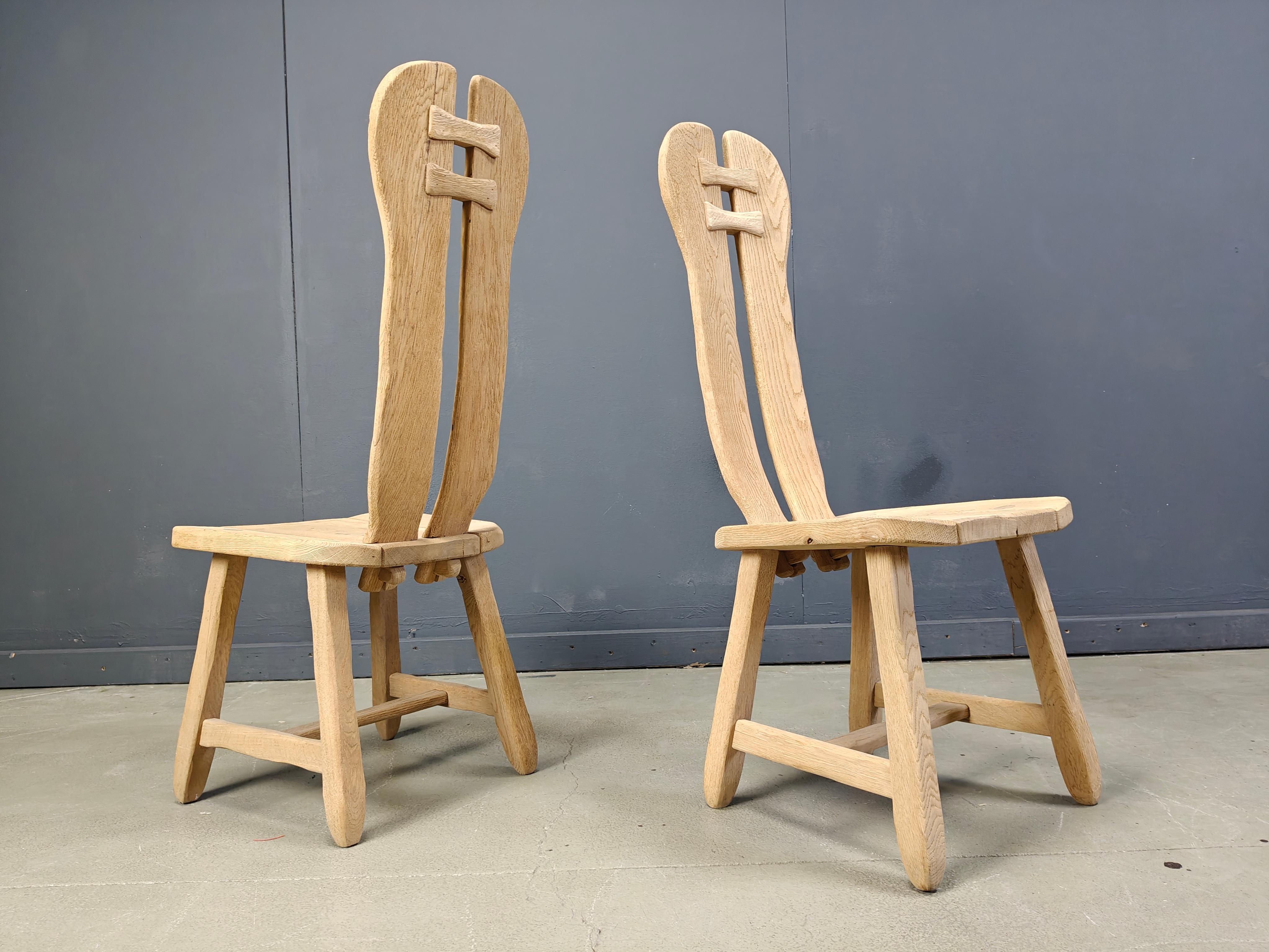 Chaises de salle à manger robustes et fabriquées à la main par Depuydt Kunstmeubelen en Belgique.

Les chaises sont fabriquées en chêne massif.

Magnifique dos fendu avec des pièces en bois qui s'emboîtent les unes dans les autres.

Ces chaises et