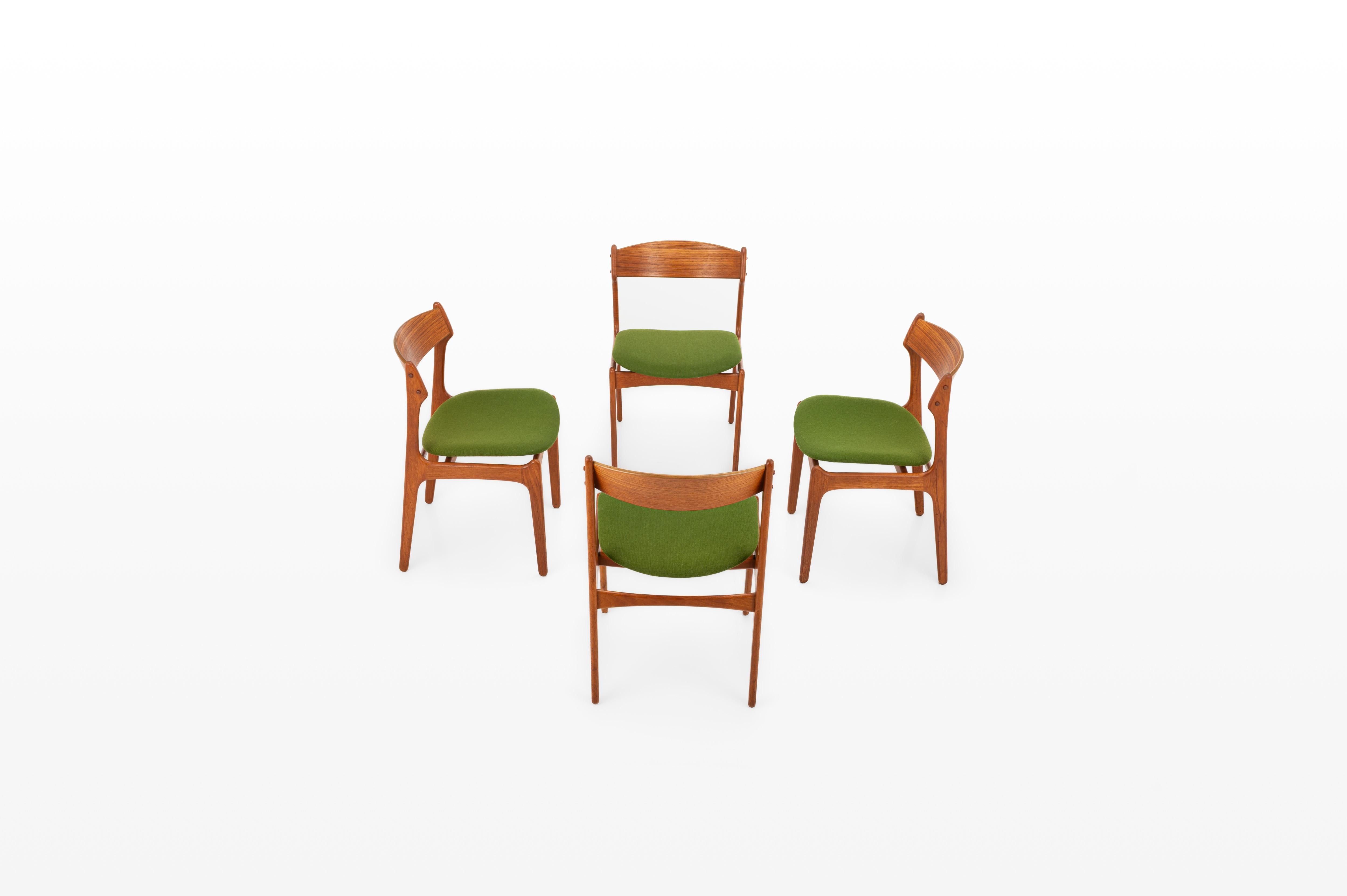 Set di quattro sedie da pranzo disegnate da Erik Buch per Odense Maskinsnedkeri, Danimarca, anni '60.
Queste sedie hanno una struttura in teak e la loro tappezzeria originale di colore verde erba, splendidamente conservata. La combinazione di teak