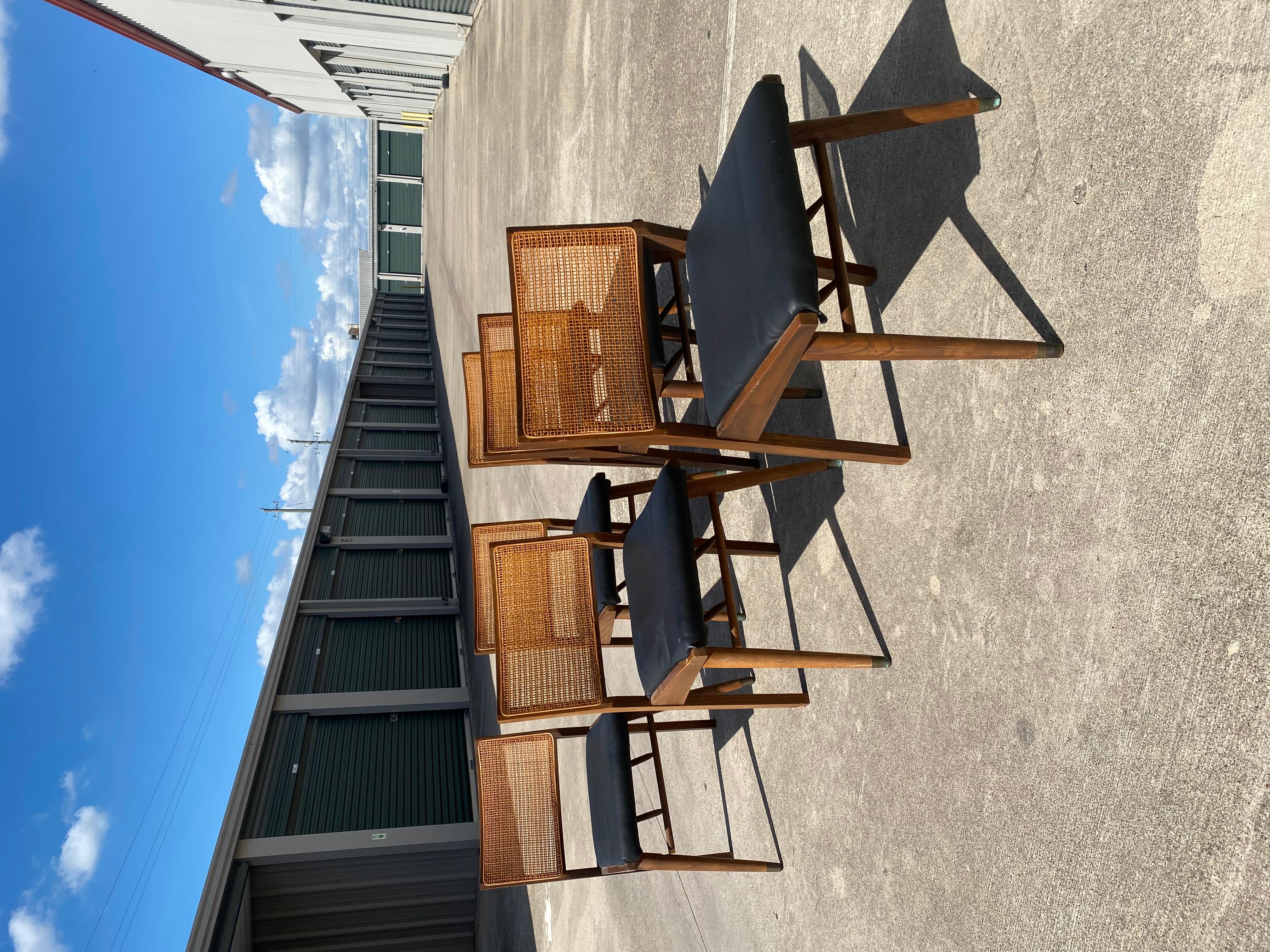 Un superbe ensemble de 6 pièces Holman Manufacturing Co. Chaises de salle à manger
Produit par une famille danoise établie à Pittsburgh, au Texas, vendu à des magasins de luxe dans tout le pays.
Chaises en bois de noyer, rotin, cuir avec pieds