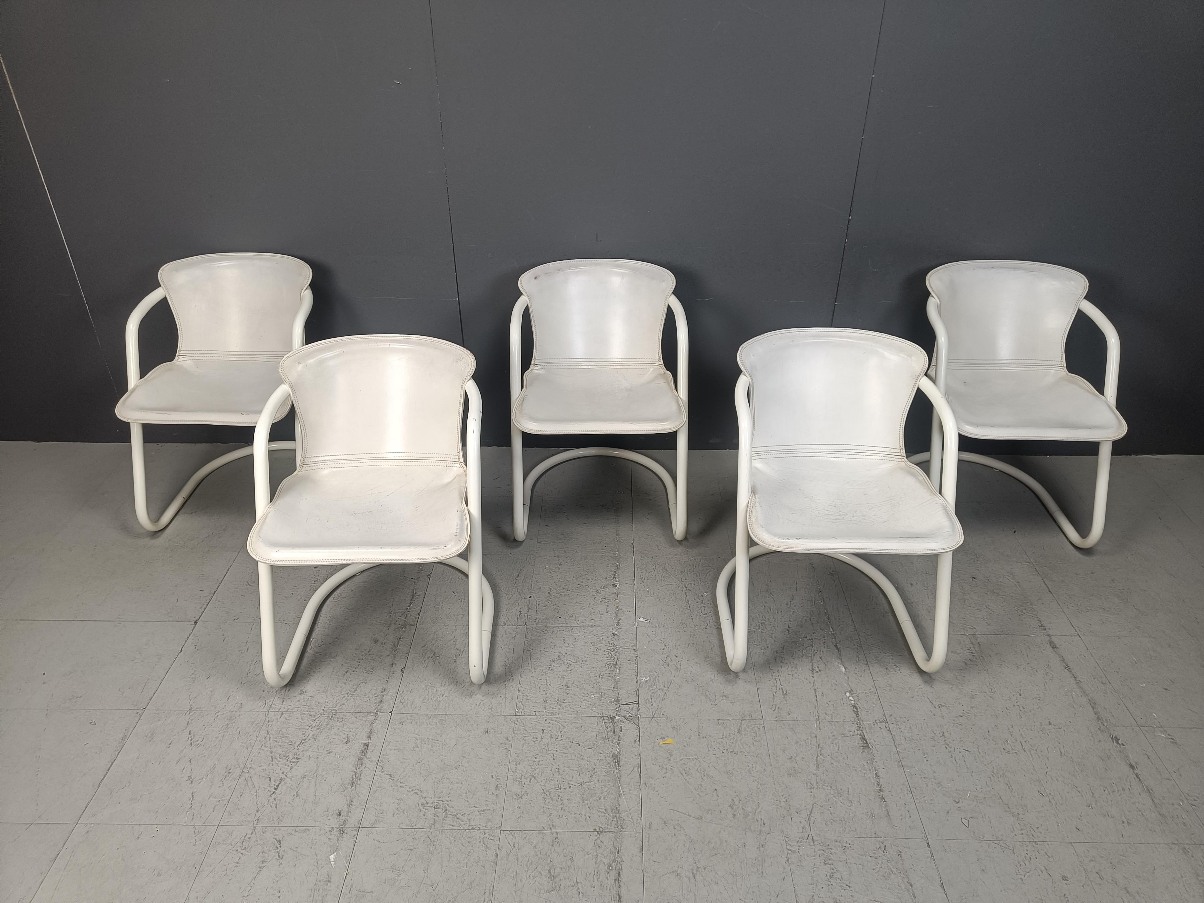 Sedie da pranzo vintage di Metaform, set di 5 - anni '70 - sedie da pranzo in pelle della metà del secolo scorso - sedie da pranzo di design

RICHIEDI UN PREVENTIVO DI SPEDIZIONE PRIMA DI EFFETTUARE L'ORDINE, LE TARIFFE INDICATE SONO SOLO