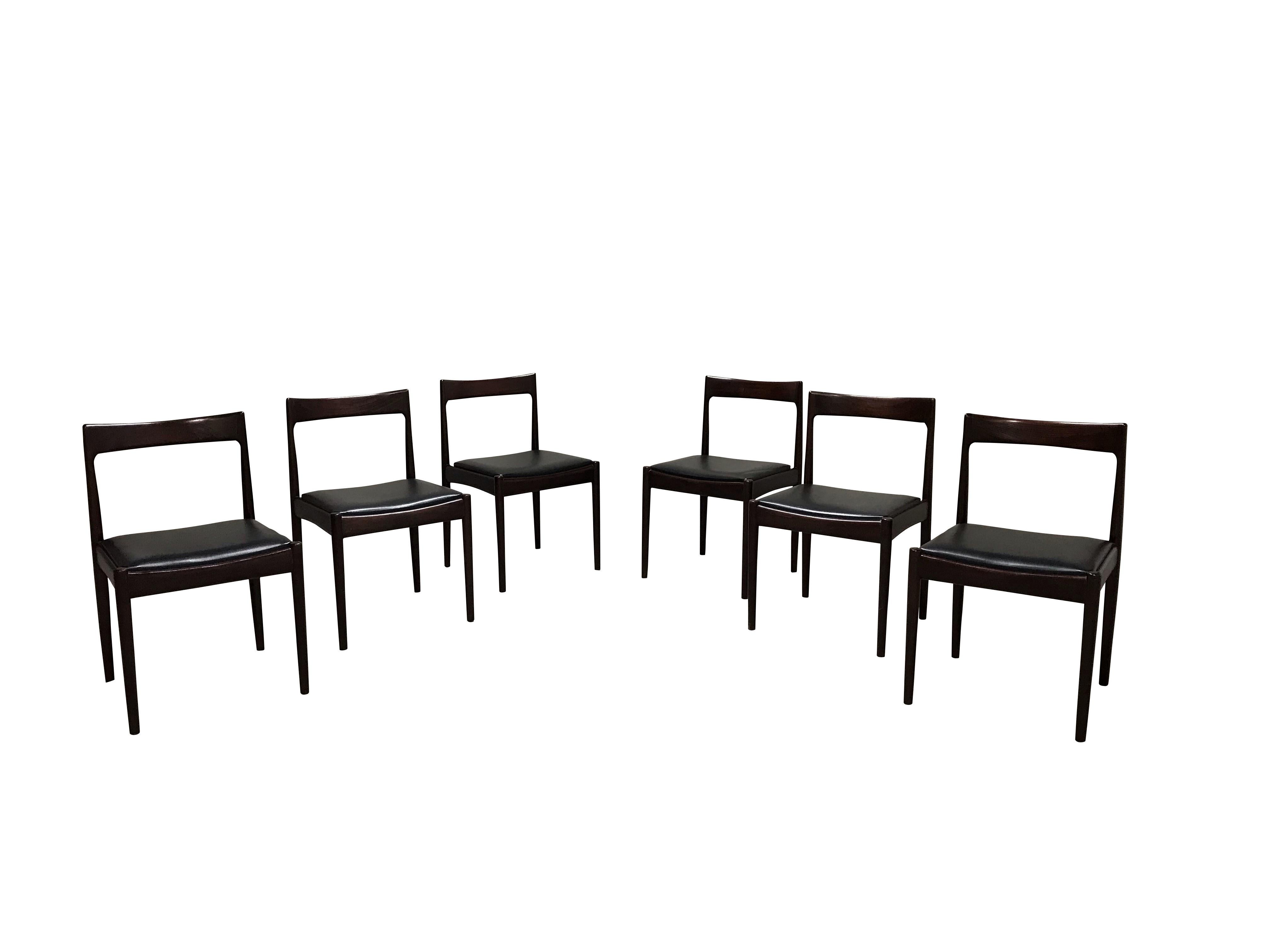 Satz von sechs 'Astrid' Vintage-Esszimmerstühlen aus Teakholz und Kunstleder.

Entworfen von Oswald Vermaercke für V-Form.

Perfekter Zustand.

1960er Jahre - Belgien

Abmessungen:
Höhe 78cm/30.5