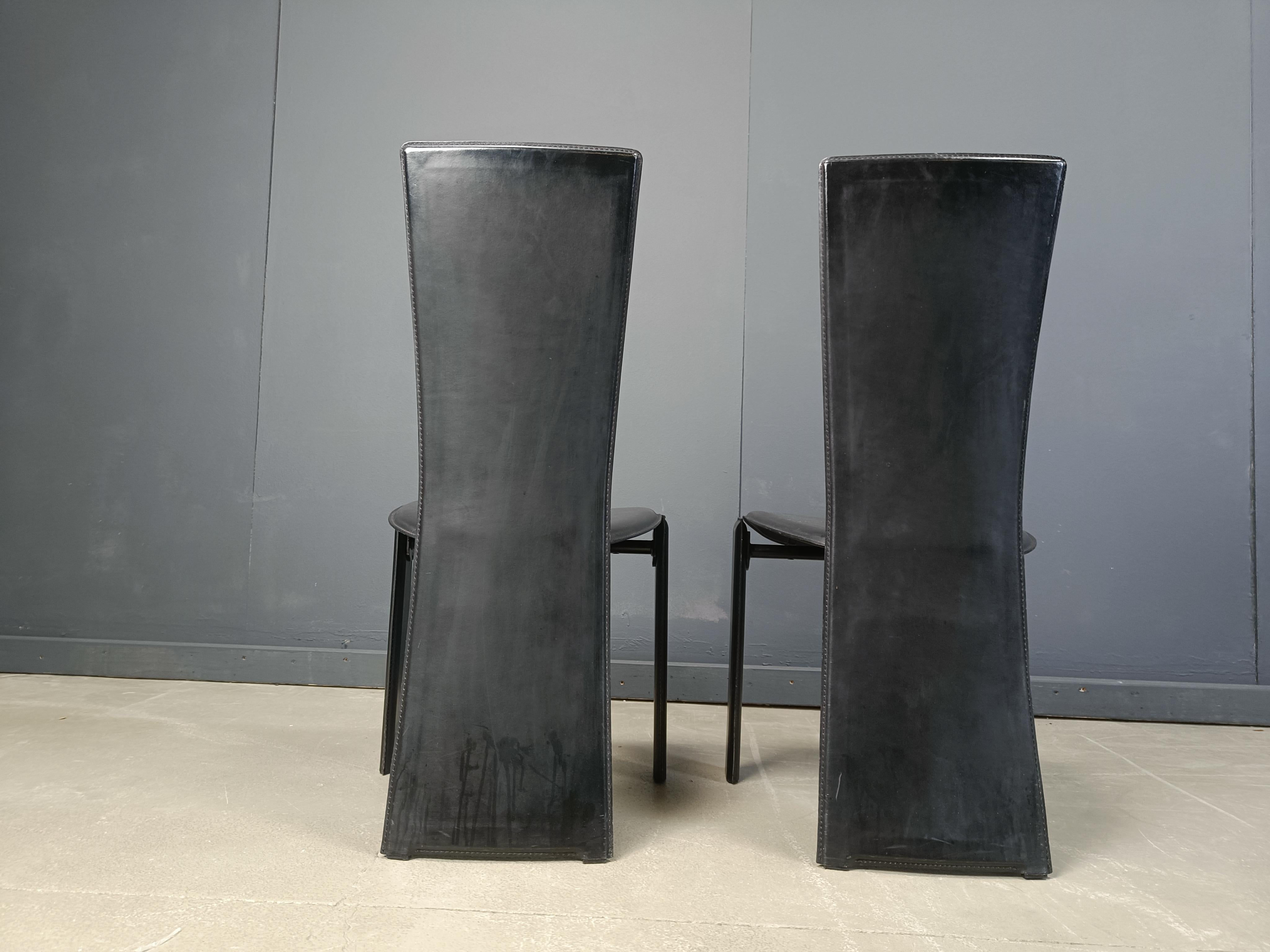 Sehr schicke italienische Esszimmerstühle mit hoher Rückenlehne, entworfen von Pietro Costantini.

Elegant geschwungene Rückenlehnen aus lackiertem Holz und mit schwarzem Leder gepolstert. 

Unter dem Sitz gestempelt mit 'Pietro Costantini'.

Guter