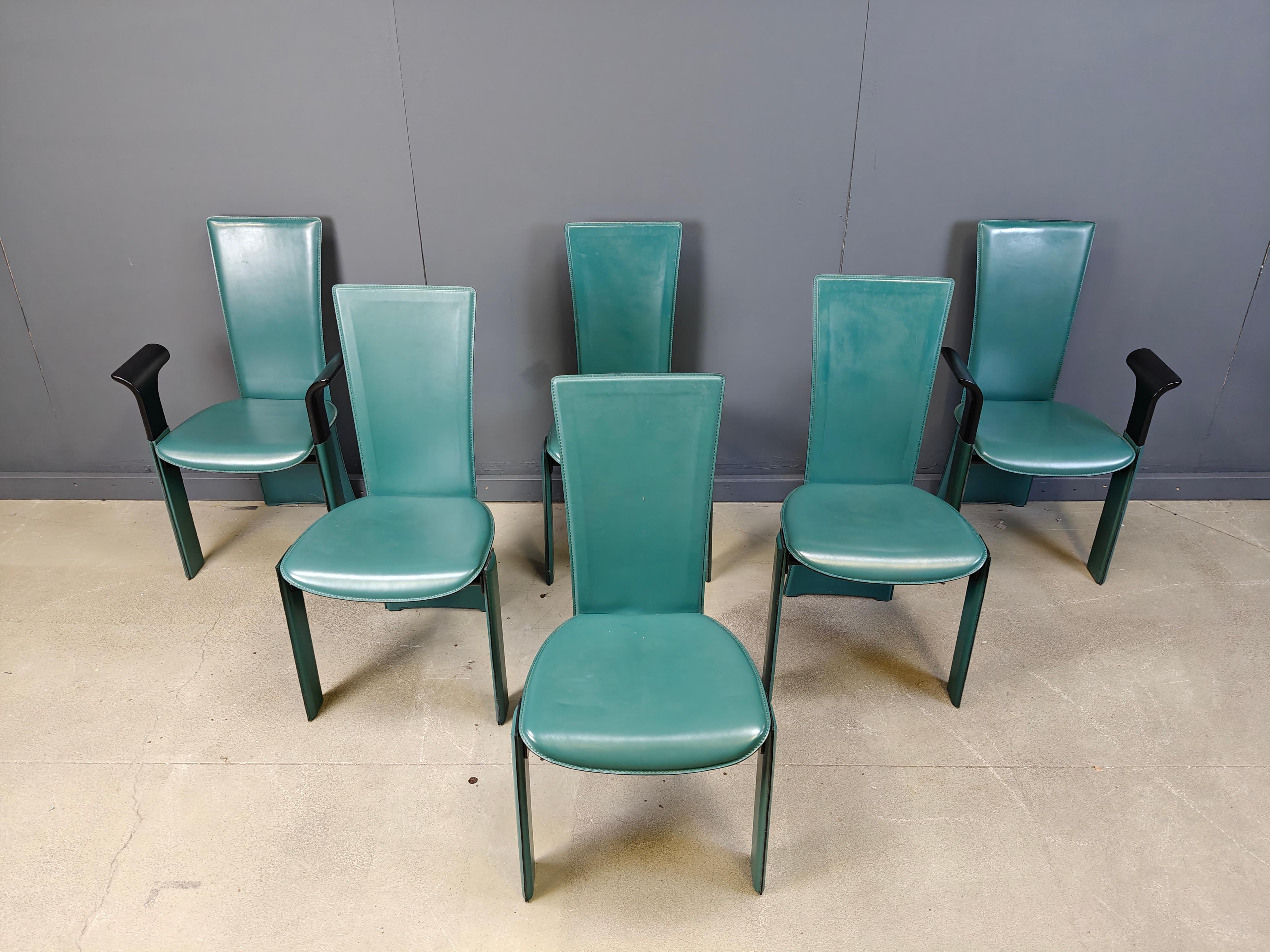 
Sehr schicke italienische Esszimmerstühle mit hoher Rückenlehne, entworfen von Pietro Costantini.

Elegante, geschwungene Stühle mit grünem Lederbezug. 

Zwei der Stühle haben Armlehnen.

Etikett unter dem Sitz mit 'Pietro Costantini'.

Guter