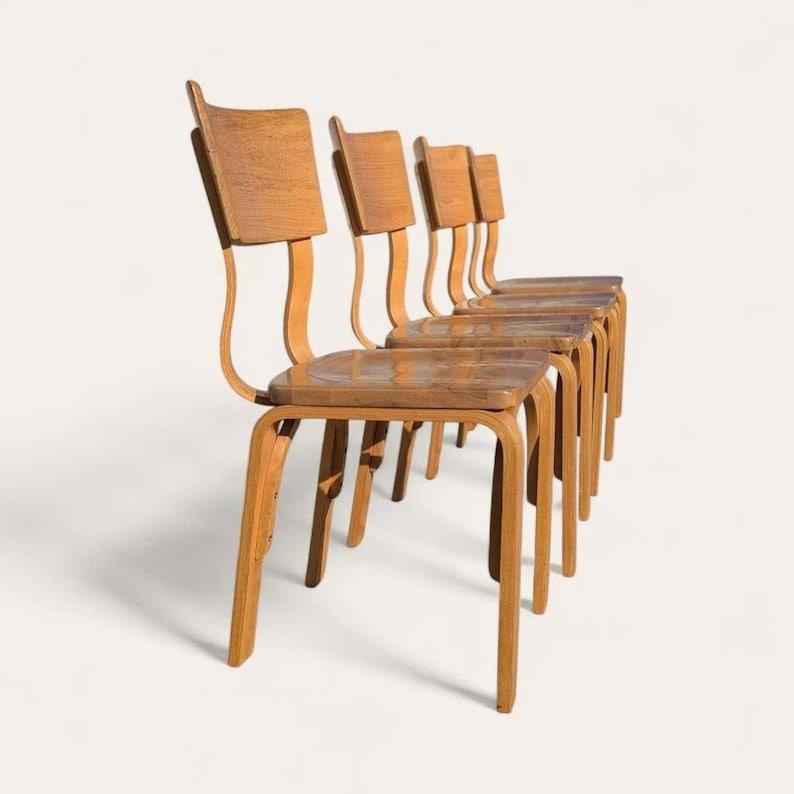 Sedie da pranzo vintage di Thonet, Sedie da pranzo con sedile a sella in faggio, in legno di bengala, C. 1940, Cucina, Mid Century Modern, MCM

Misure: 15ʺW × 18ʺD × 33,5ʺH

Queste sedie presentano alcune piccole imperfezioni, ma nel complesso sono