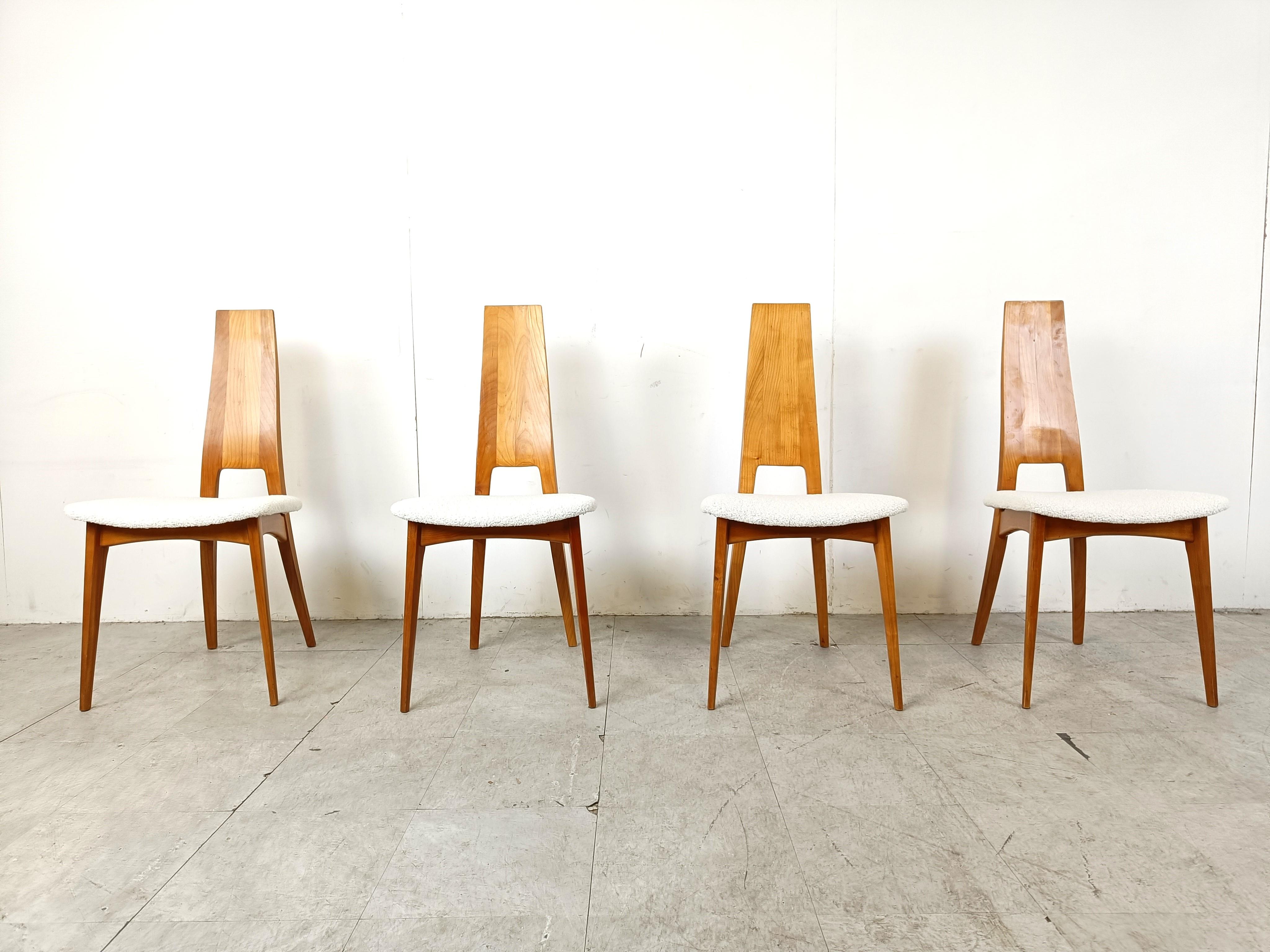Elégantes chaises de salle à manger en bois courbé de chêne par Van DEN Pauvers, Belgique.

Les chaises sont dotées d'un dossier en bois courbé, fin, solide et très élégant, qui descend jusqu'aux pieds arrière de la chaise.

Nouvellement tapissée de