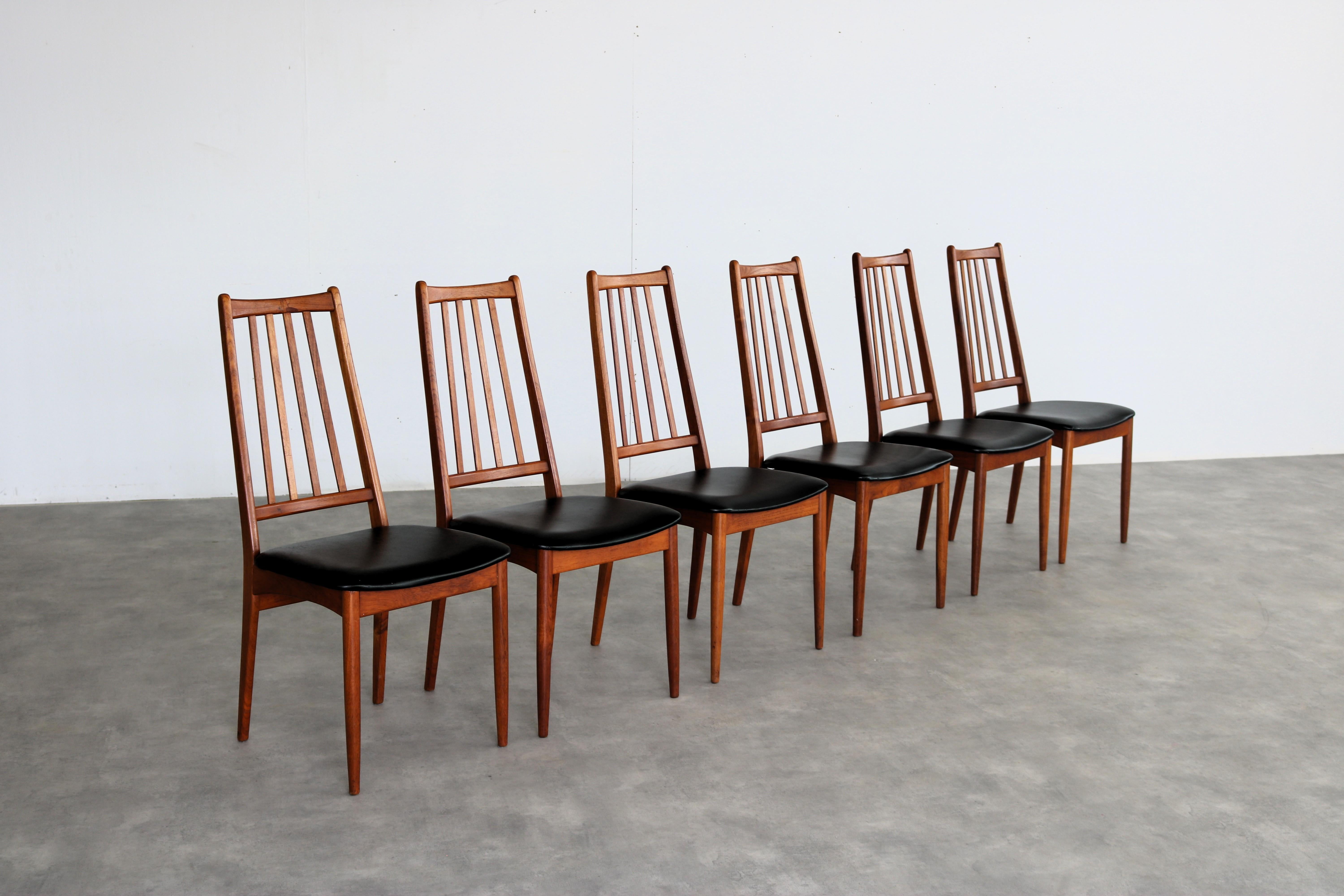 Chaises de salle à manger vintage  chaises  1960s  Danois

période  1960s
Design/One  inconnu  Danemark
condition  bon  signes mineurs d'usure  accoudoir restauré
taille  98 x 47 x 55 cm (h x l x p) hauteur du siège 46 cm

détails  teck ; cuir ; set