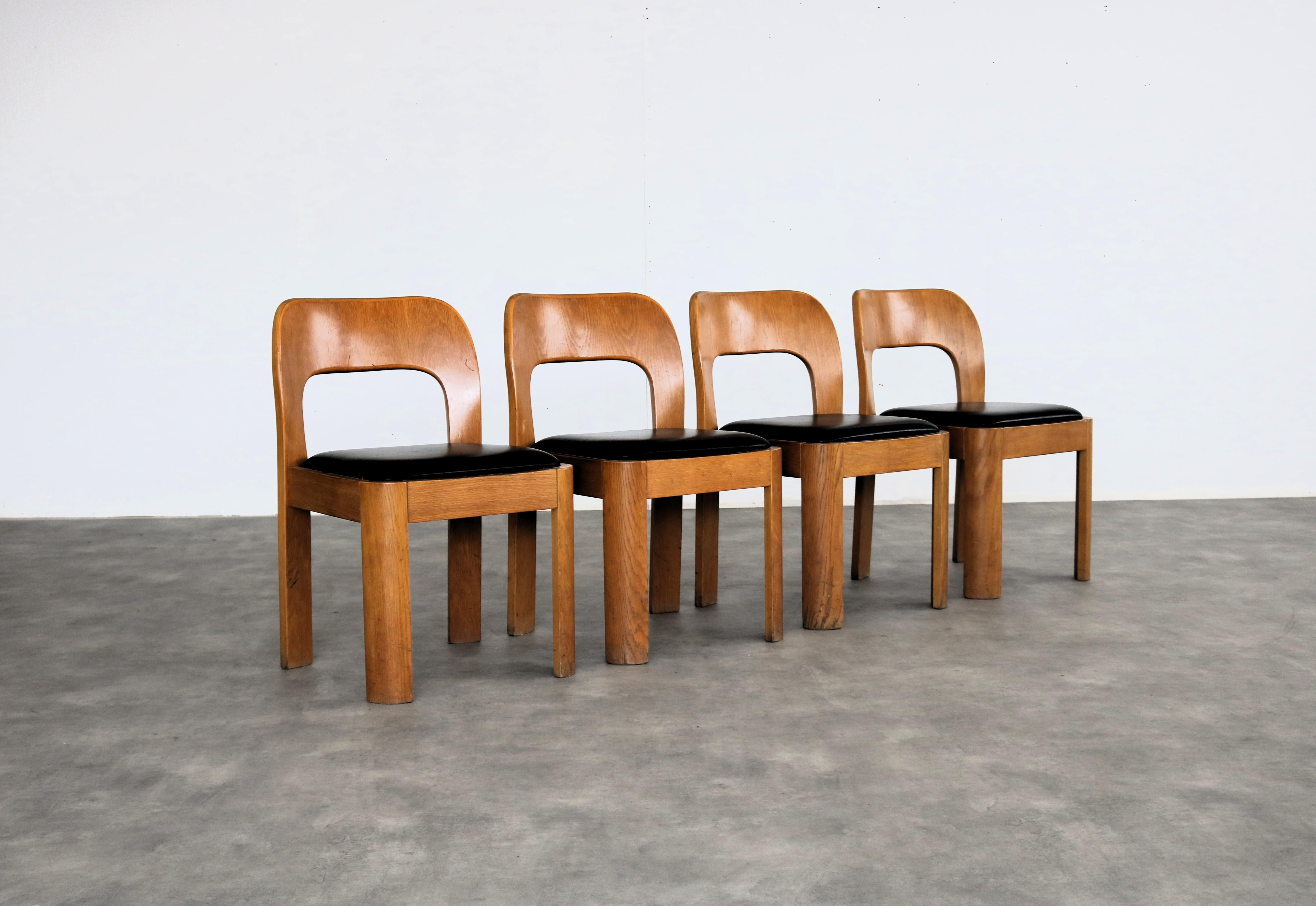 
Sedie da pranzo vintage  sedie  1960s  Oak

Periodo  1960s
Design  sconosciuto
Condizione  buono  piccoli segni di usura
Dimensione  77 x 47 x 57 cm (A x L x P) altezza della seduta 45 cm;

Dettagli  Oak; pelle; set di 4 pezzi;

Numero