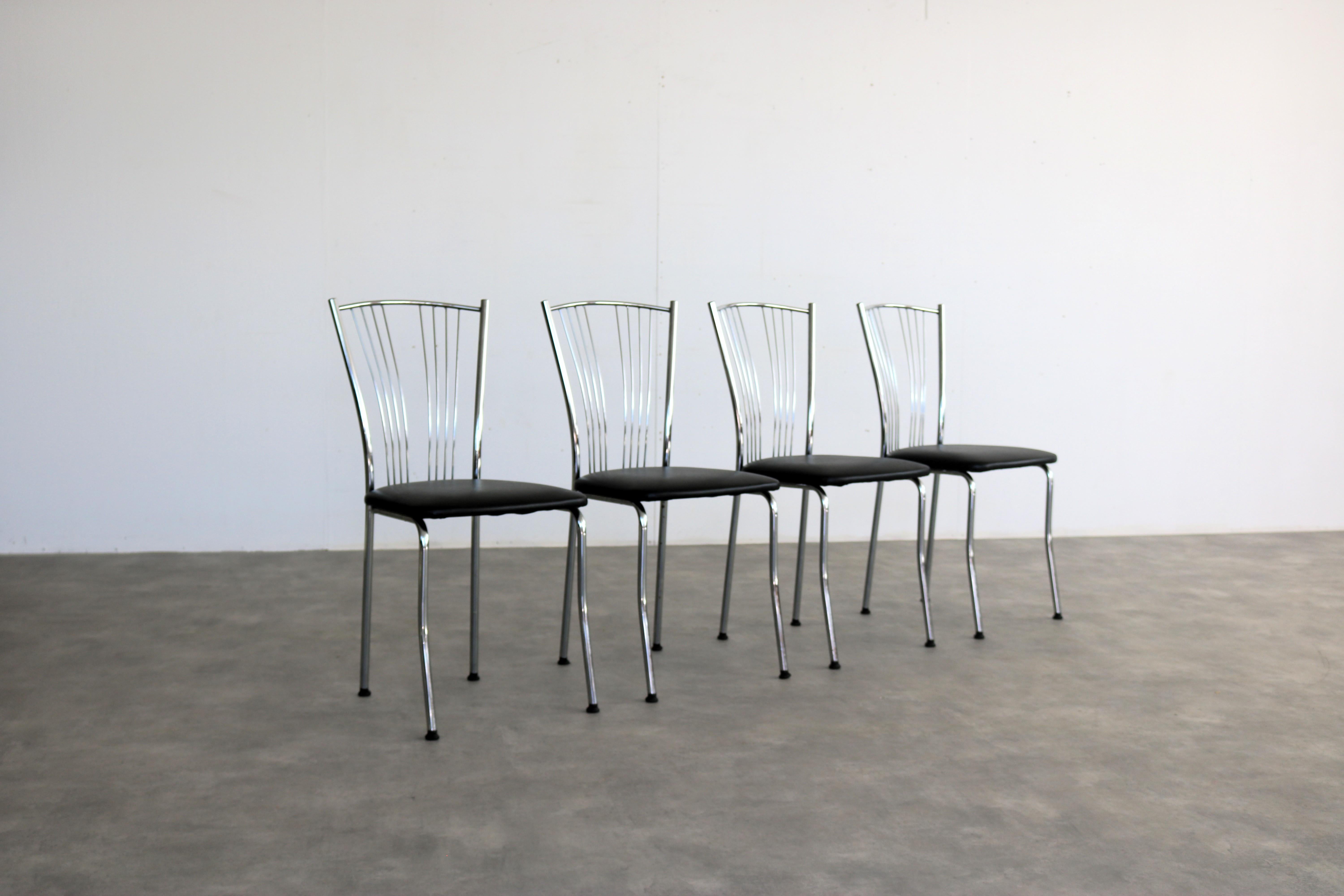 Chaises de salle à manger vintage  chaises  1970s

Période  1970s
Design  Inconnu
Condit  Bon  Signes d'usure mineurs
Taille  91 x 44 x 52 cm (H x L x P) Hauteur de l'assise 47 cm

Détails  Chrome ; Cuir ; Lot de 4

Numéro de l'article  2874