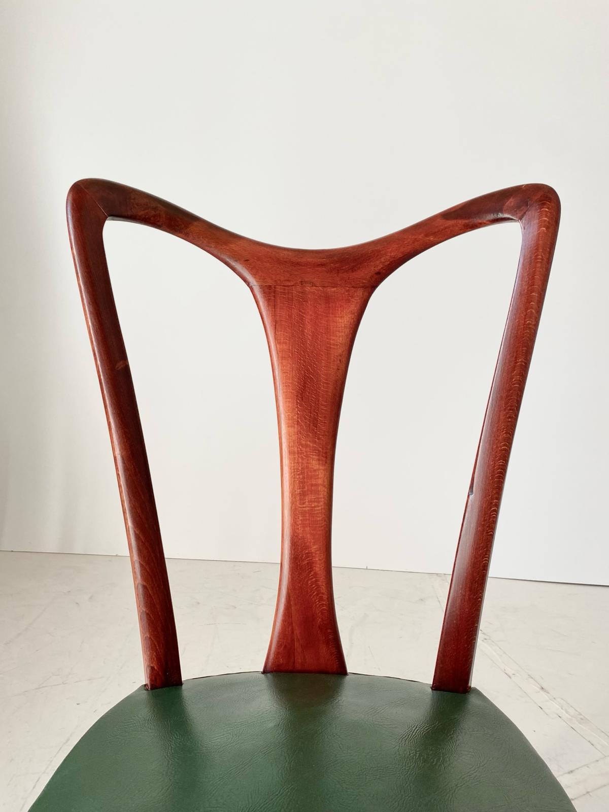 Rare ensemble de chaises de salle à manger en noyer courbé des années 1940, conçu par Guglielmo Ulrich dans les années 1940. Fabriqué en Italie dans un style Art déco raffiné. Les huit chaises ont été entièrement restaurées par un professionnel du