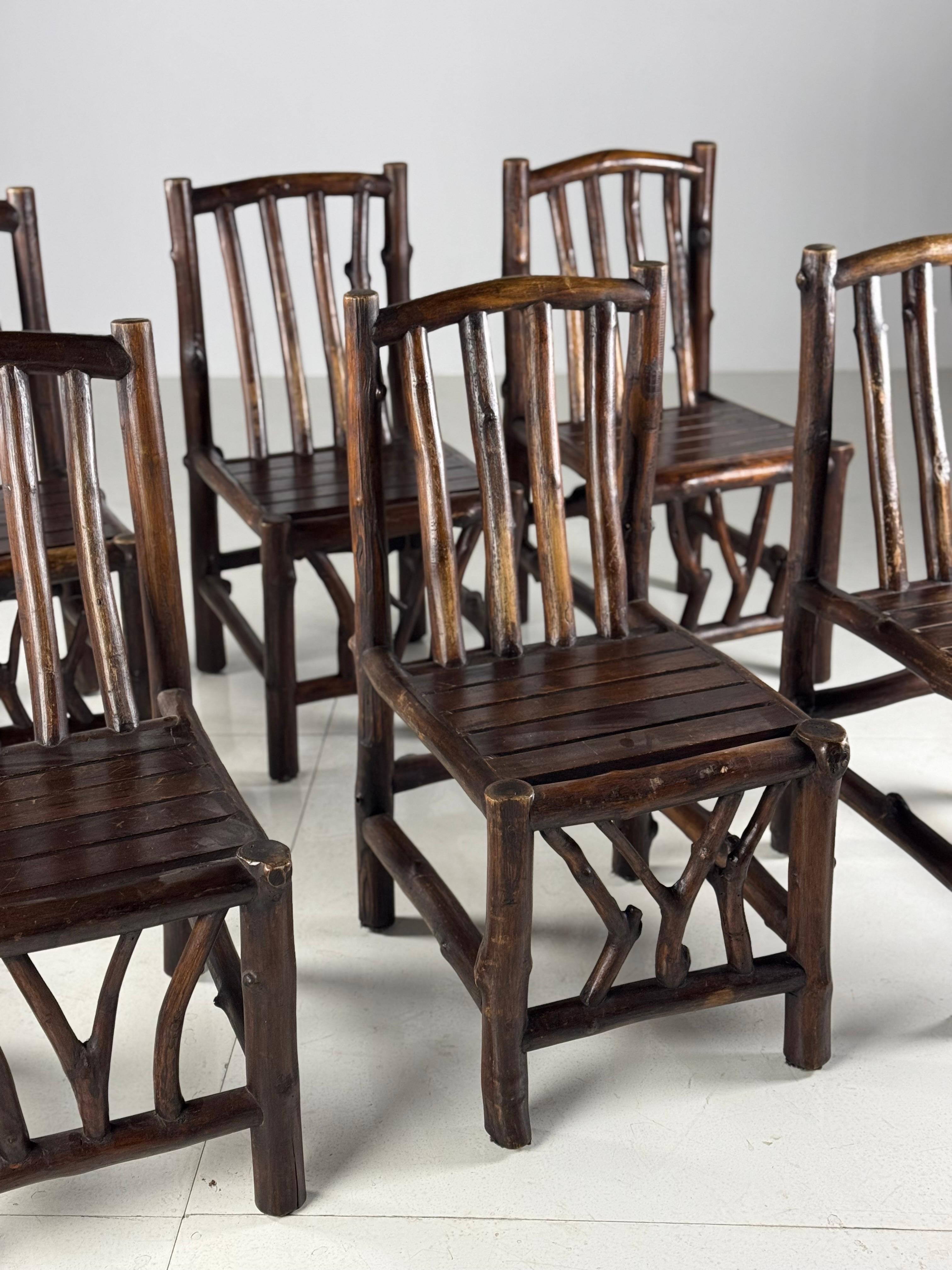 Ensemble de 6 chaises de salle à manger uniques fabriquées à partir de rondins de bois dur. Chaque chaise est gigantesque, lourde et très solide. Il conviendrait également pour l'extérieur, sous un porche par exemple.

Dimensions : 57D x 90H x 56D