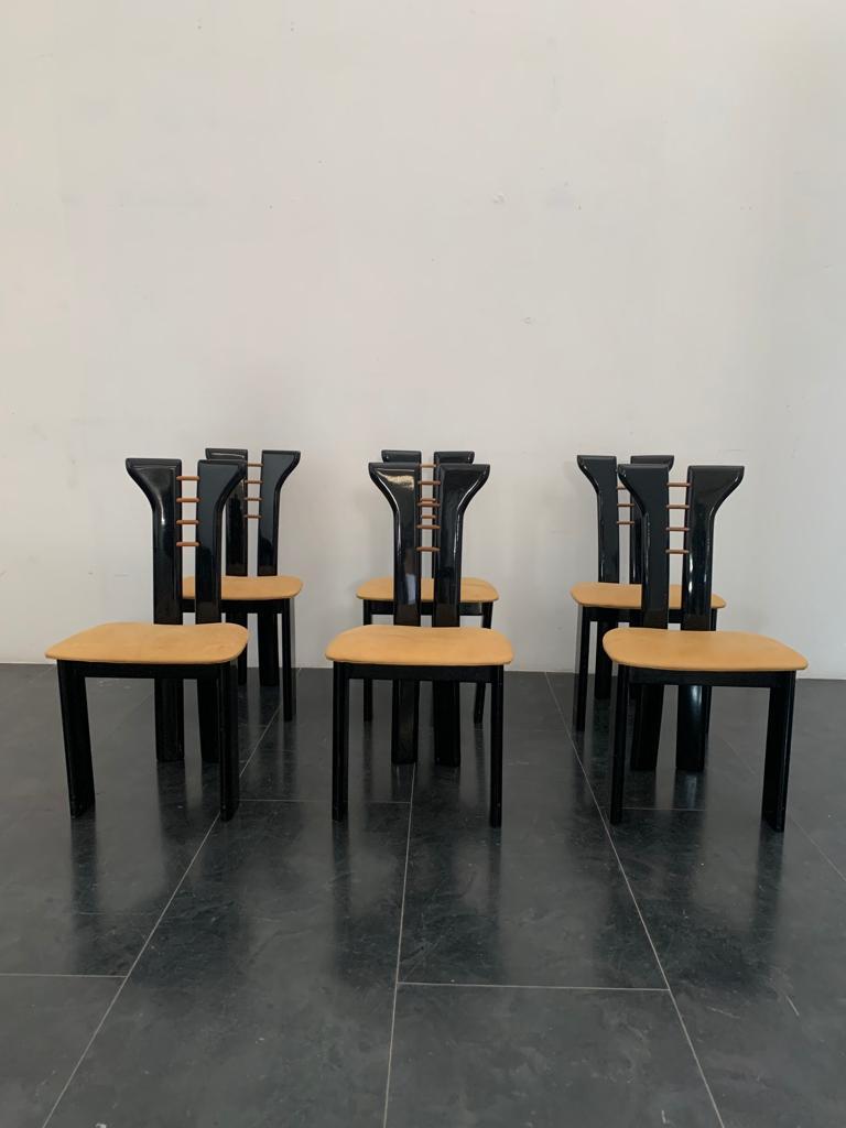 Vintage dining chairs with leather seats by Pierre Cardin for Roche Bobois, 1970s, Set of 6.
Set of six chairs by Pierre Cardin for Roche Bobois, 1970s-80s. Black lacquered wood structure, layered wood blocks on the backrest, cognac-colored leather