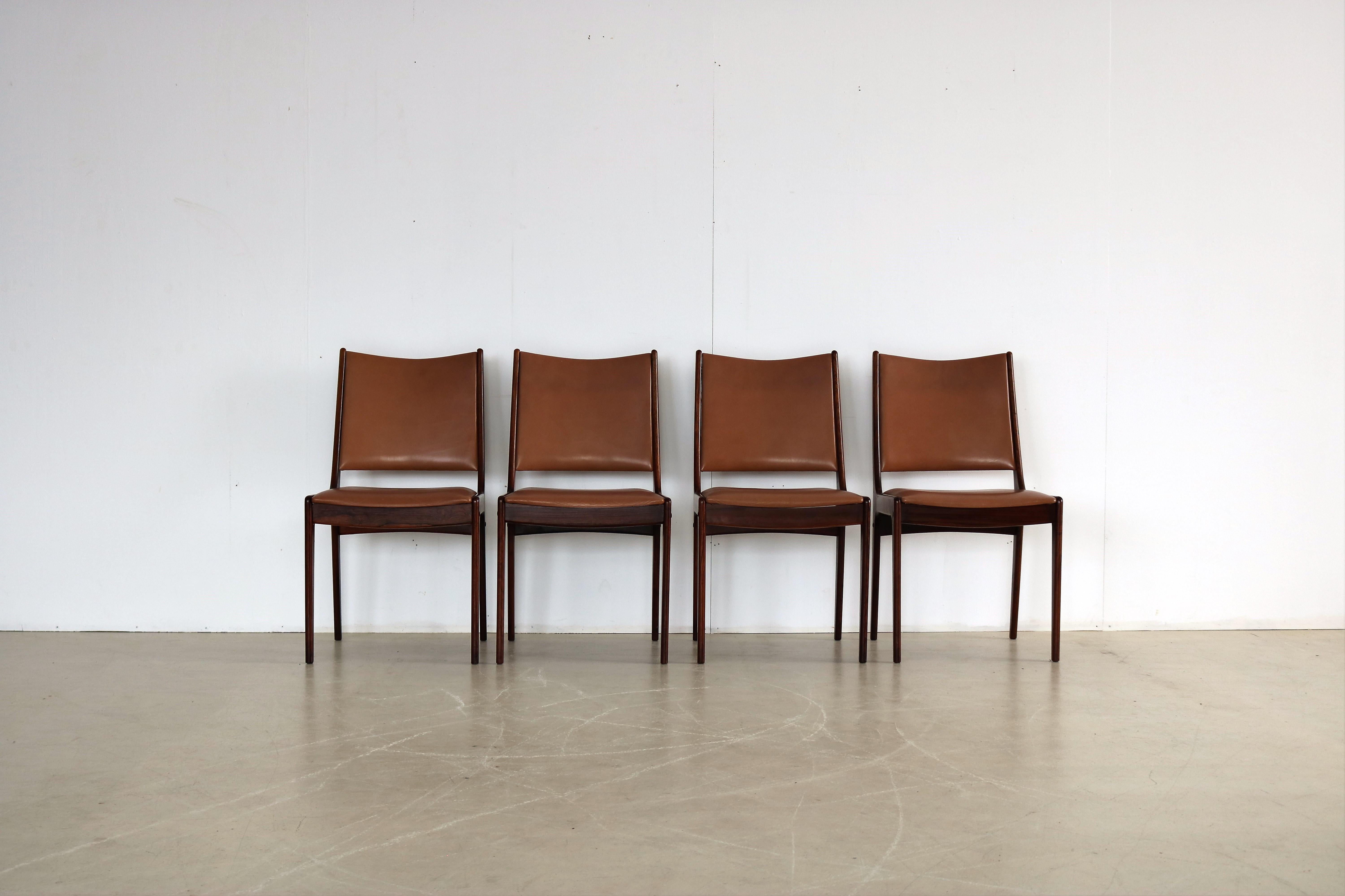 vintage dining room chairs chairs 1960s Danish

Period 1960s
designs unknown Denmark
conditions good light signs of use
size: 85 x 45 x 50 (H x W x D) seat height 44 cm.

Details rosewood; skate; set of 4;

Article number 1925.