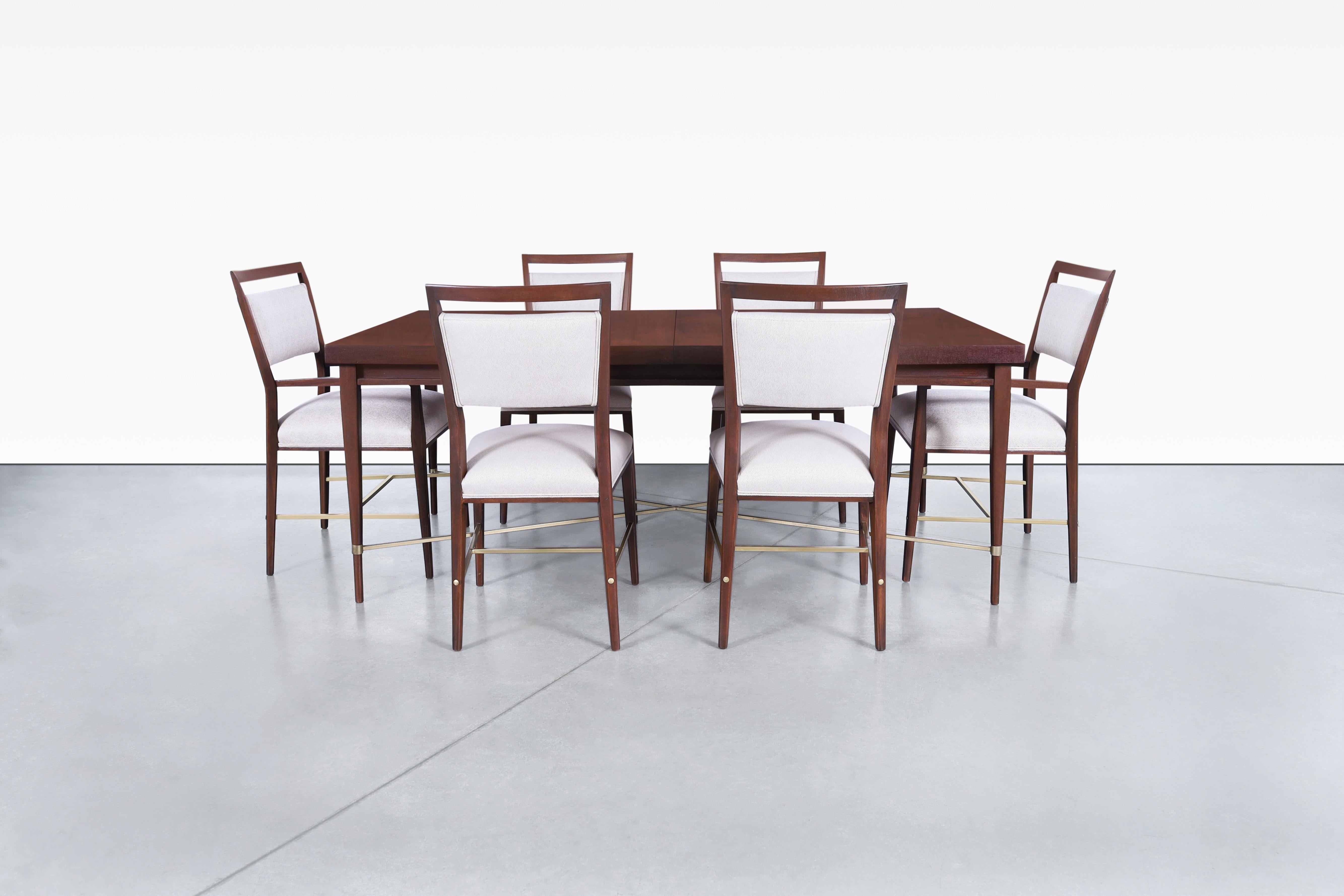 Voici un superbe ensemble de salle à manger du milieu du siècle, issu de la célèbre Collection S de Paul McCobb pour Calvin Furniture. Cet ensemble exceptionnel comprend six chaises de salle à manger, dont deux fauteuils, ainsi qu'une table de salle