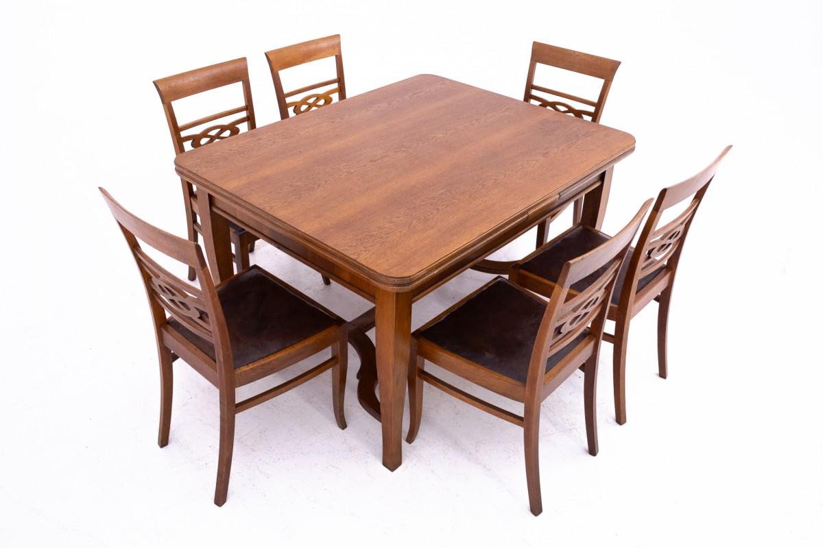 Vintage-Esszimmer-Set mit Tisch und sechs Stühlen aus den 1930er Jahren.  (Leder) im Angebot