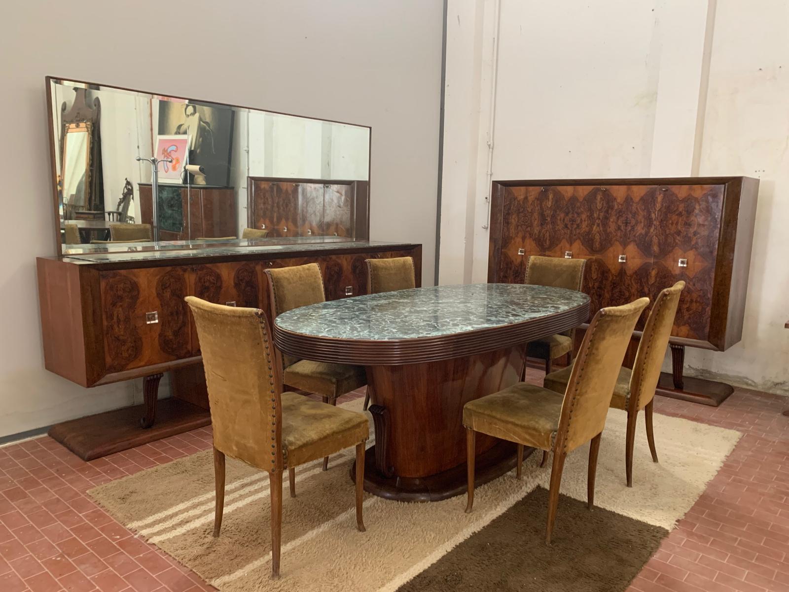 Elegant Art Deco Dining Room Set - Fine Craftsmanship and Premium Materials.
Cet ensemble de salle à manger Art déco exquis met en valeur un travail du bois exceptionnel et des matériaux de haute qualité. La base du meuble supporte un corps central