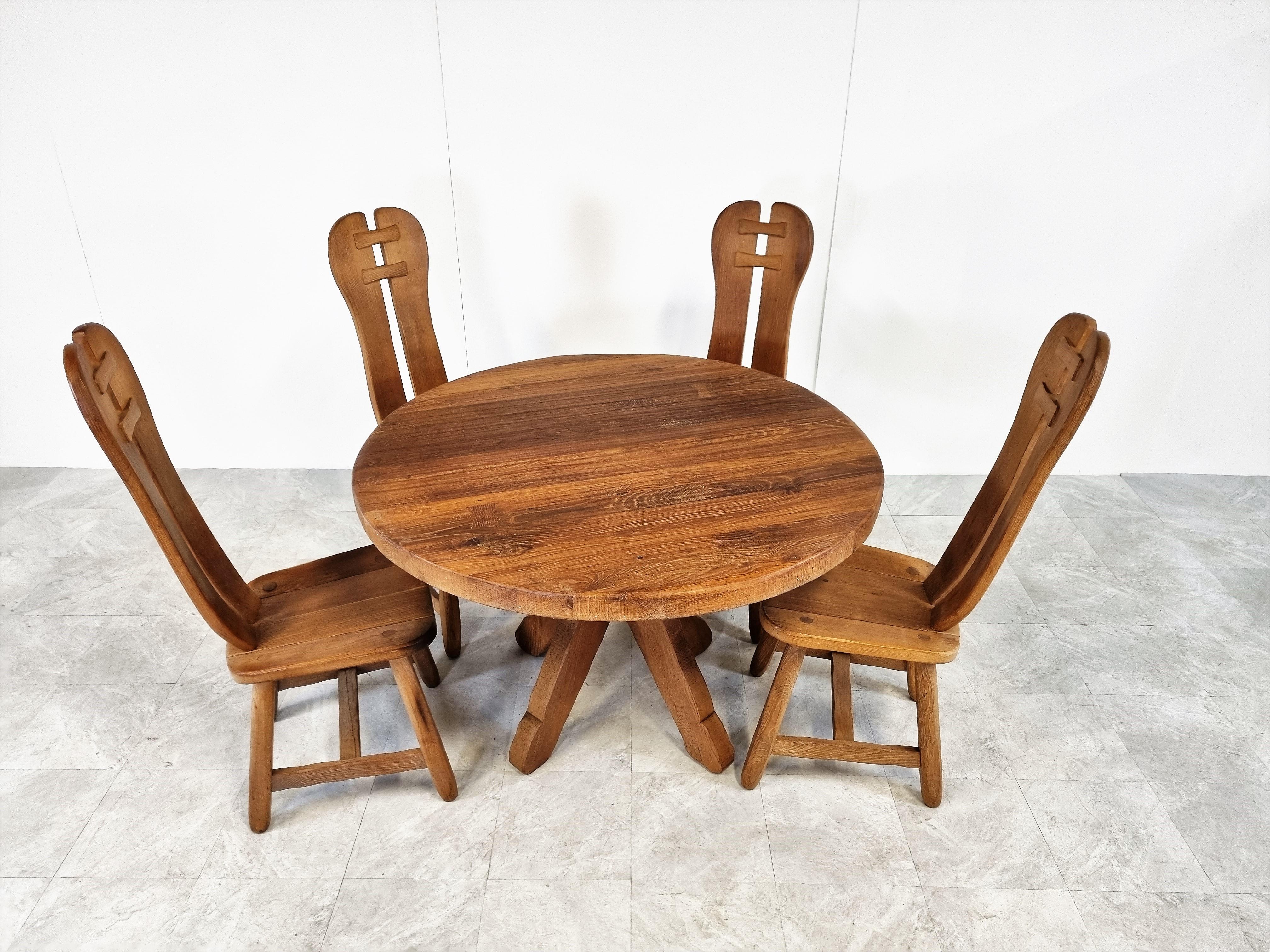 Sturdy and handcrafted dining chairs with matching table produced by Depuydt Kunstmeubelen in Belgium.

The entire set is made out of solid oak.

It's rare to have the chairs and table.

Beautiful split backs with interlocking wooden