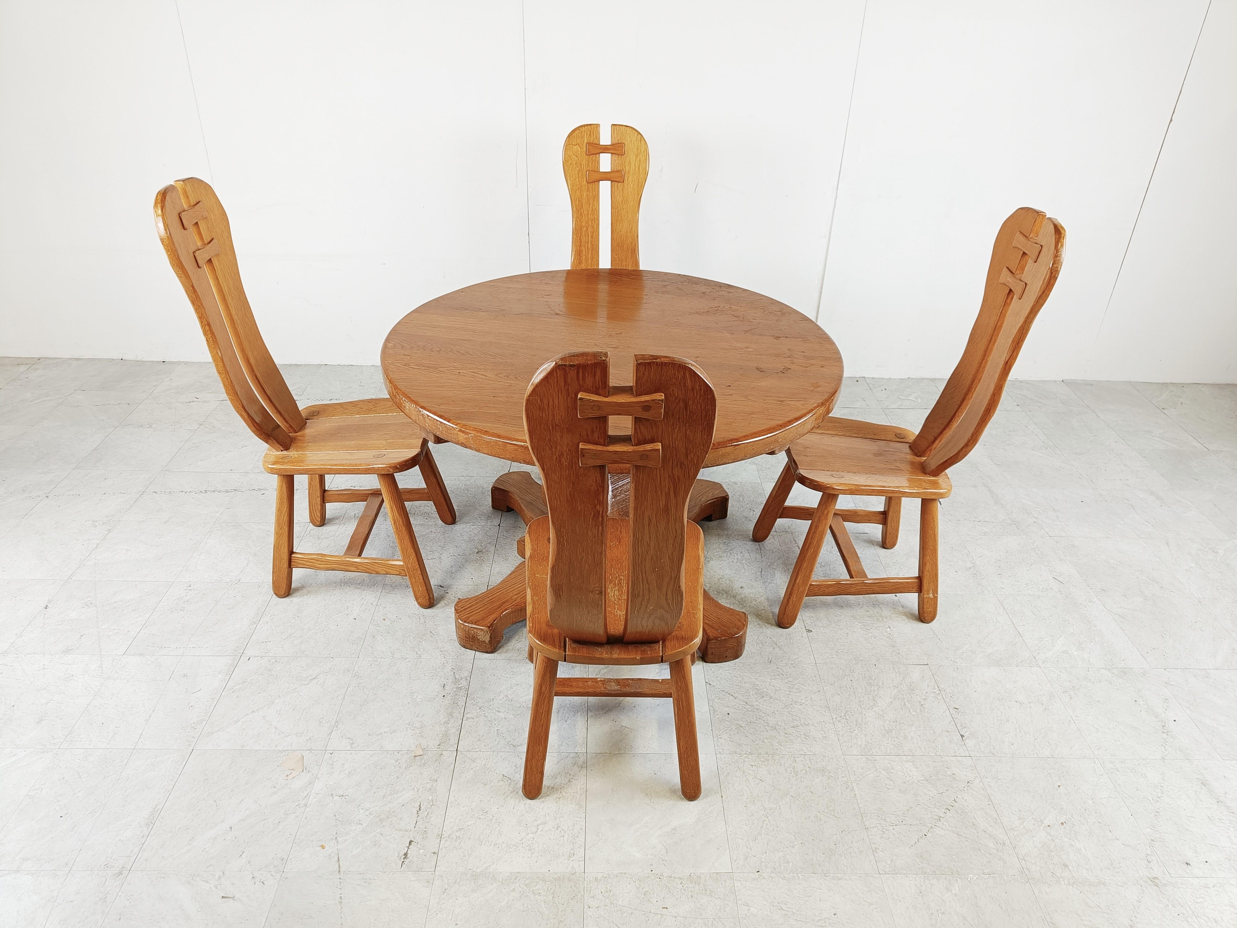 Chaises de salle à manger robustes et artisanales avec table assortie produites par Depuydt Kunstmeubelen en Belgique.

L'ensemble est fabriqué en chêne massif.

Il est rare d'avoir les chaises et la table.

Magnifique dos fendu avec des pièces en