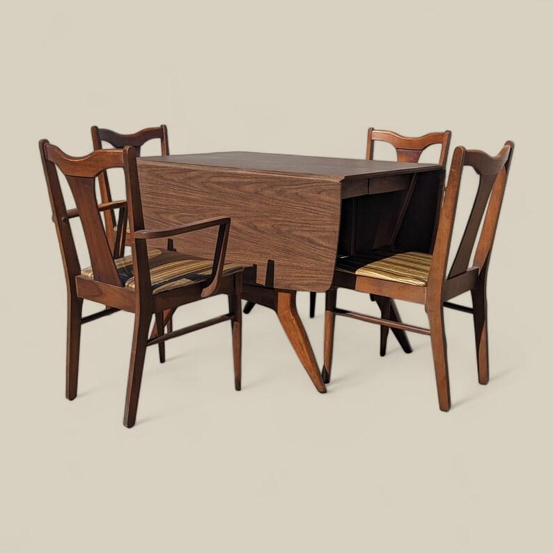 Ensemble de salle à manger vintage, table à abattant, six chaises, Mid Century, MCM, stratifié, bois, unique, cuisine

Vintage des années 1960
Mesures :
Tableau: :
Ouvert : 57.5