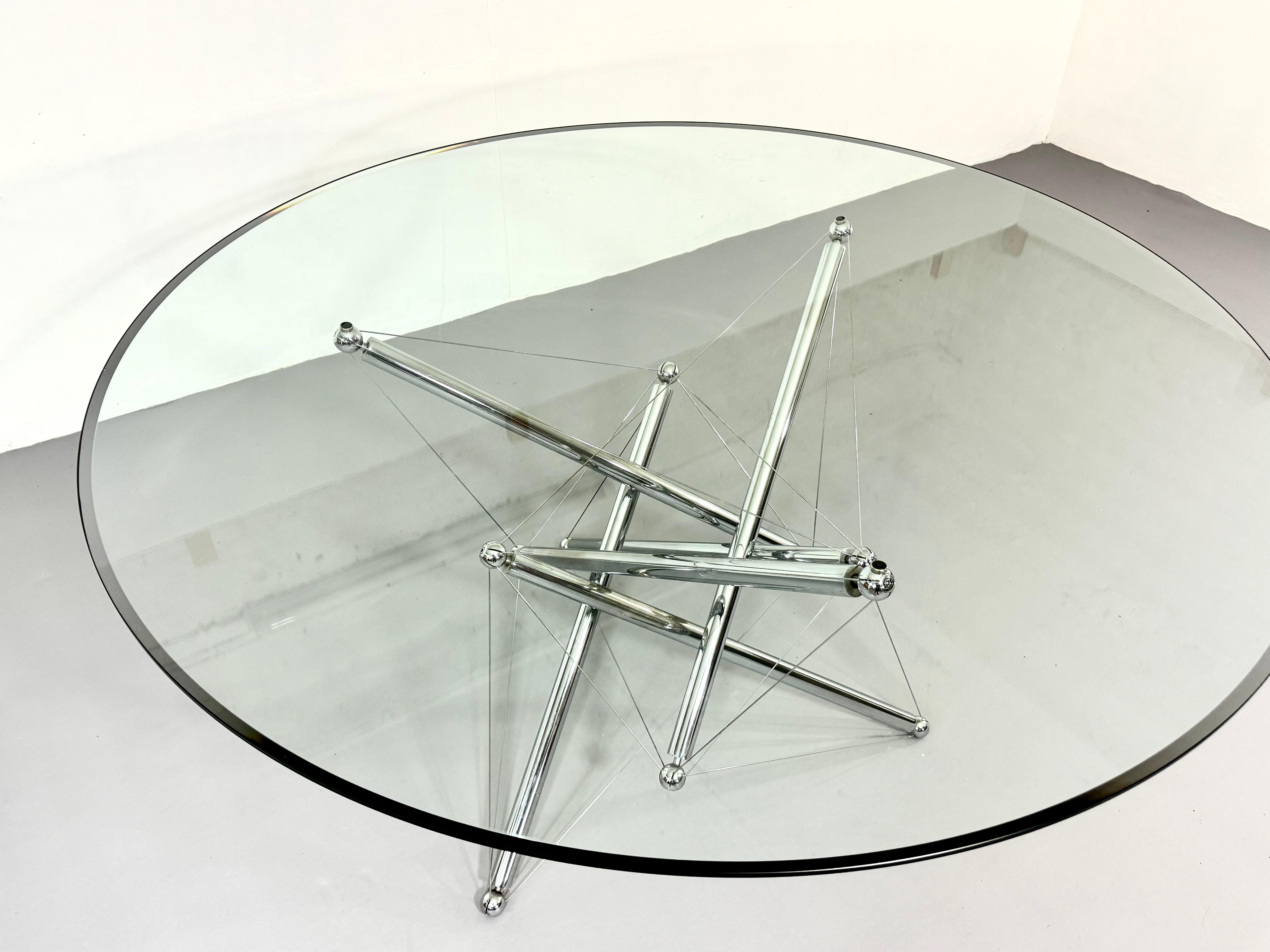 Plongez dans le monde de l'élégance intemporelle avec la table de salle à manger Cassina 714, un chef-d'œuvre d'ingéniosité en matière de design signé Theodore Waddell. Fabriquée en 1973, cette table emblématique présente un mélange parfait