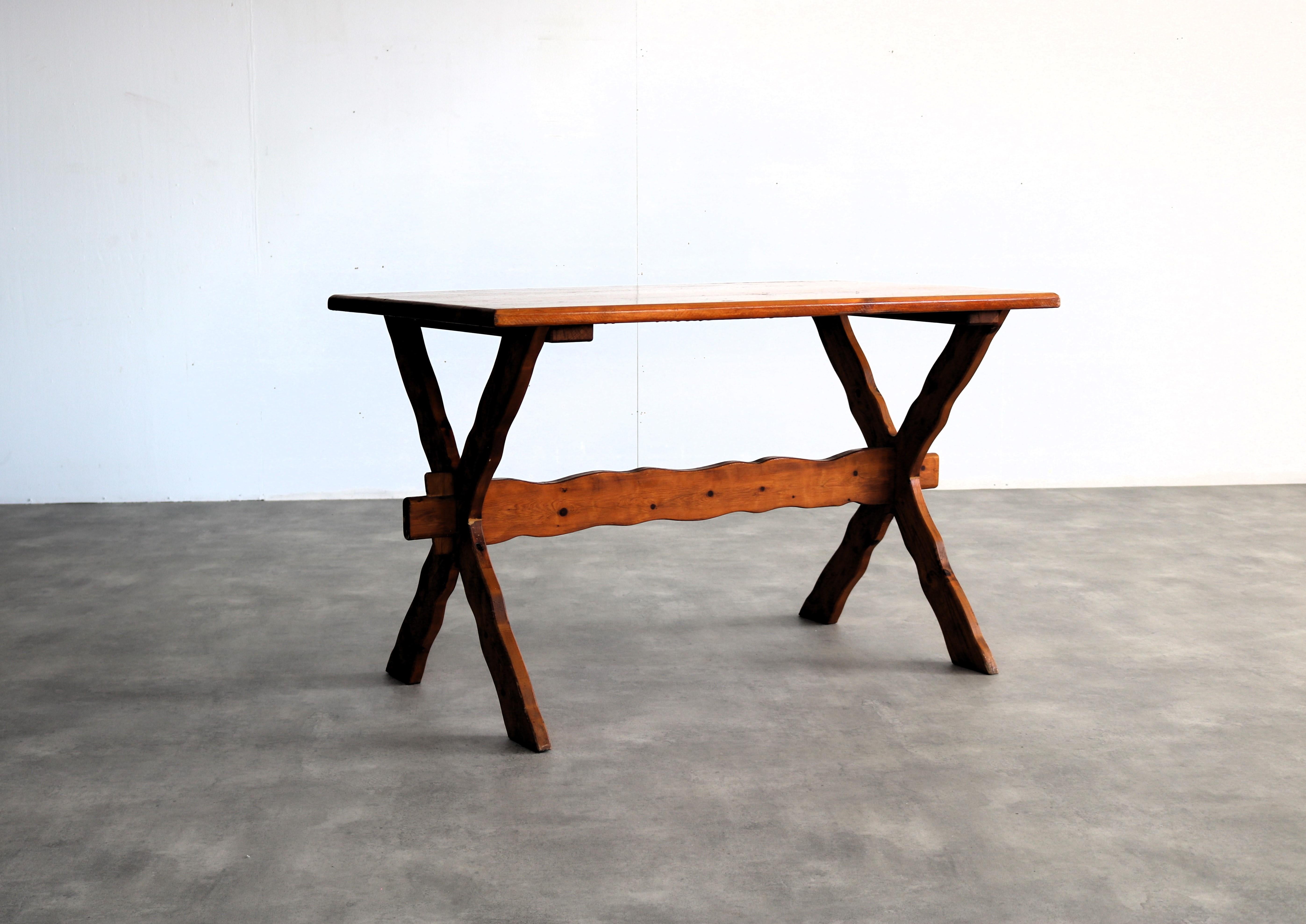 vintage dining table | brutalist table | 1950s

period | 1950s
design | unknown | Sweden
condition | good | light signs of use
size | 74.5 x 120 x 70 (hxwxd)

details | pine; can also be combined with dining room chairs;

article number | 2237